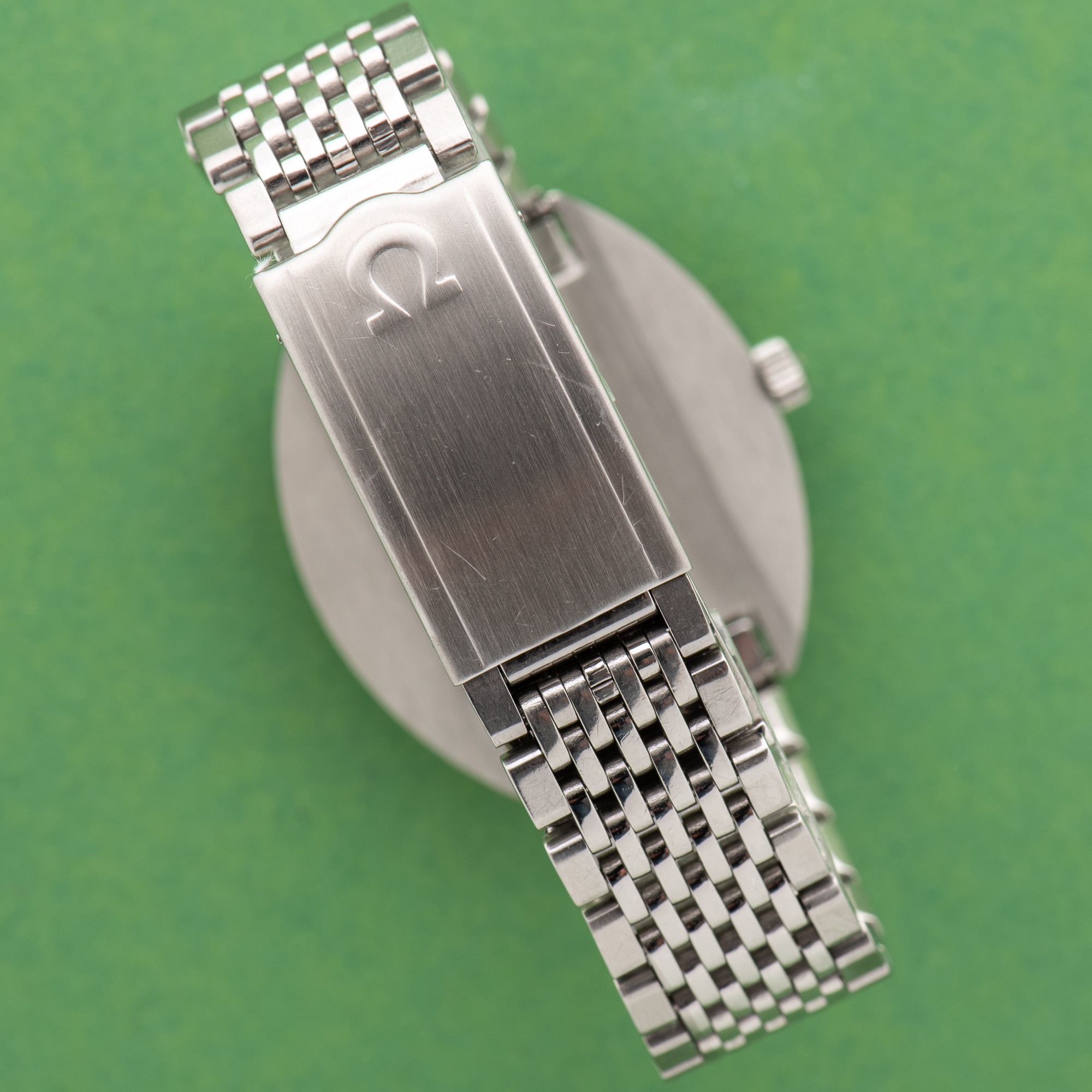 Vue de Omega Seamaster Cosmic Grey Date Beads of Rice Réf 136.017