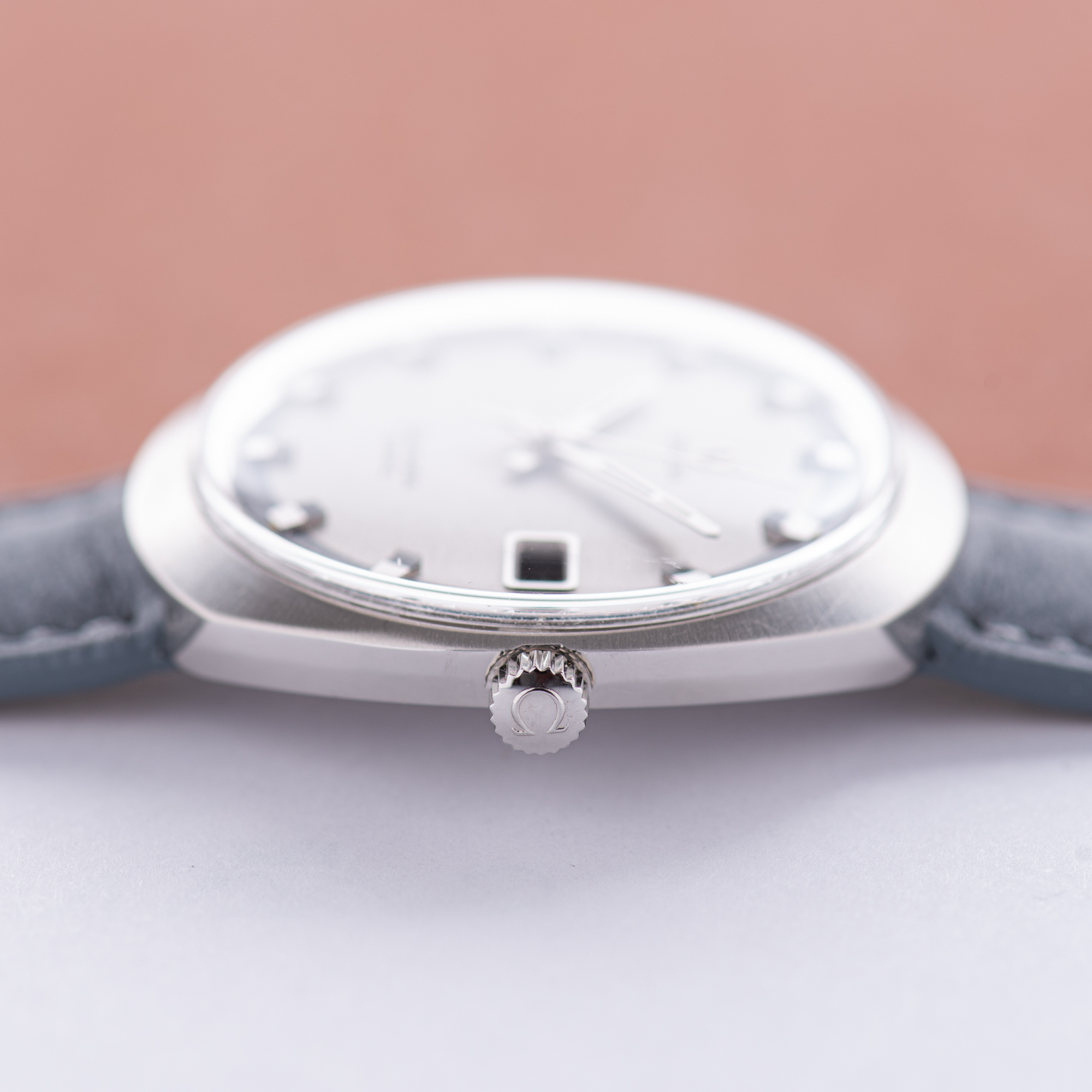 View of Omega Seamaster Cosmic Date Grey Dust Dial Réf 136.022