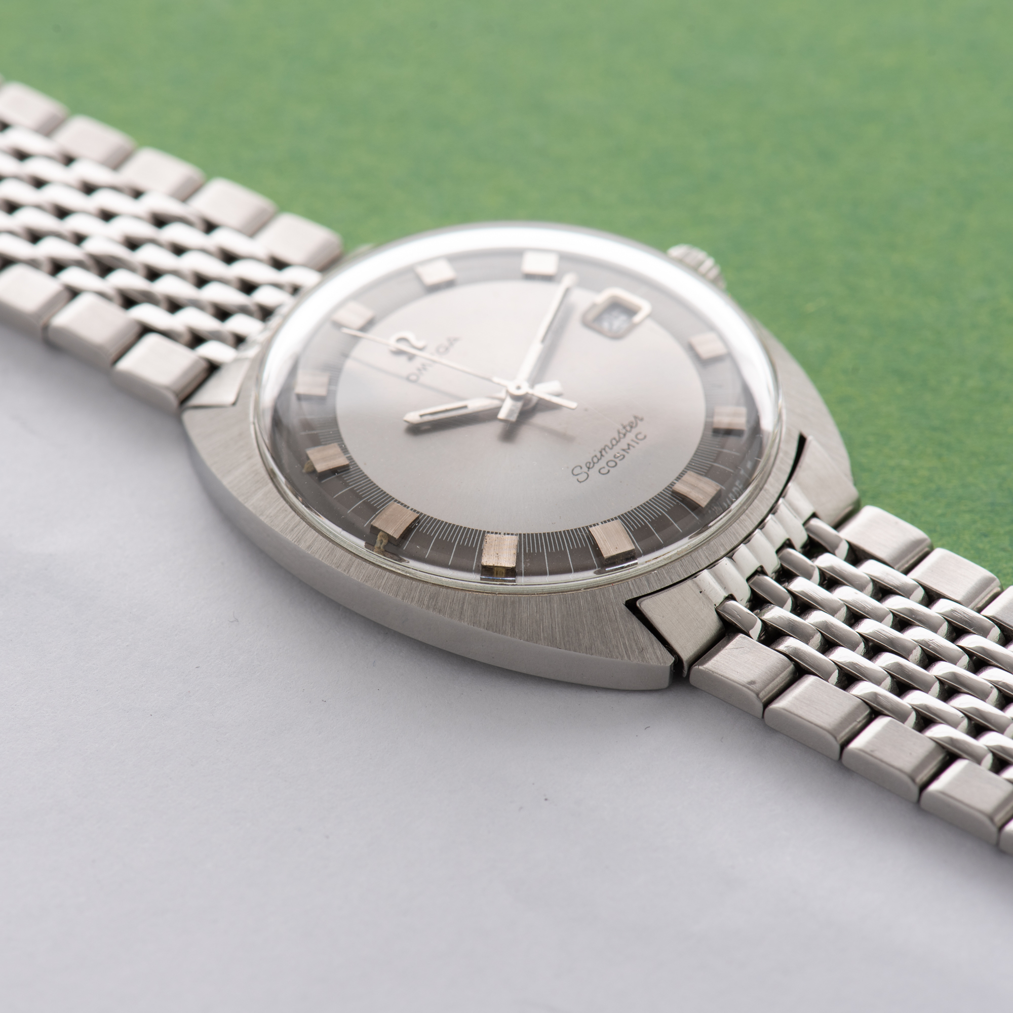 Vue de Omega Seamaster Cosmic Grey Date Beads of Rice Réf 136.017