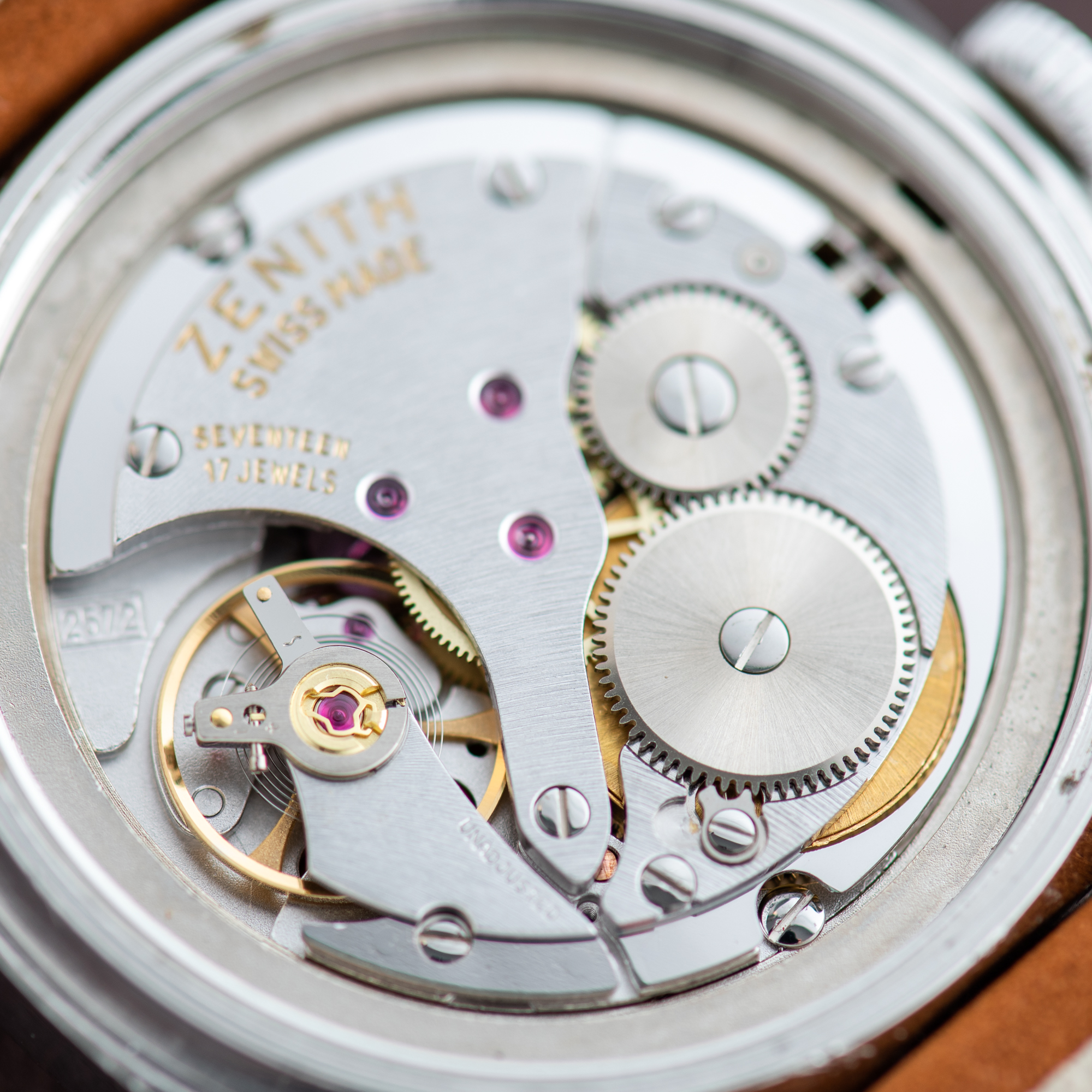 Zicht op Zenith Sporto Mat Black Tritium Dial Réf 01 1496 360