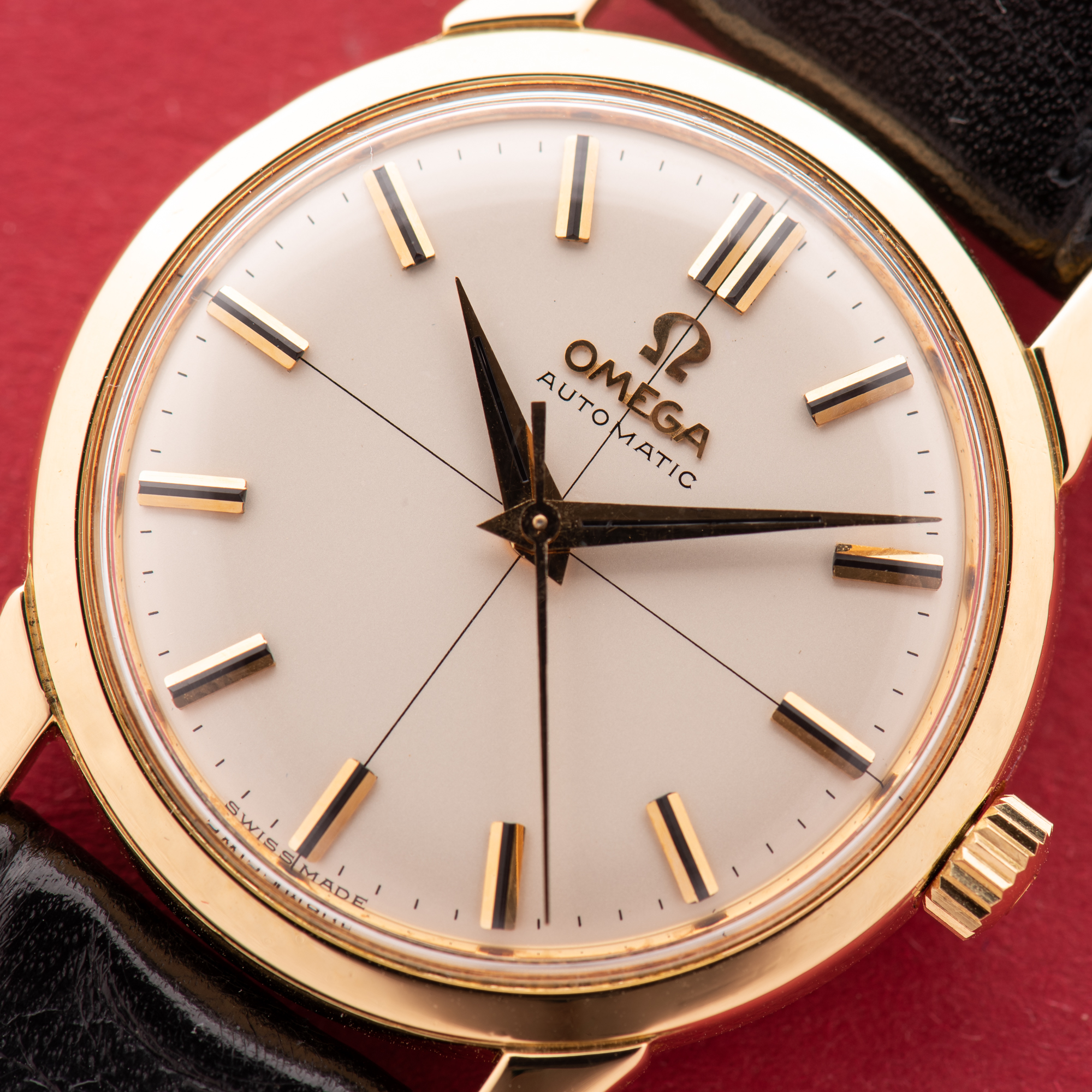 Vue de Omega Seamaster Automatic 18K Yellow Gold Onyx Index from 1959 Réf 14704