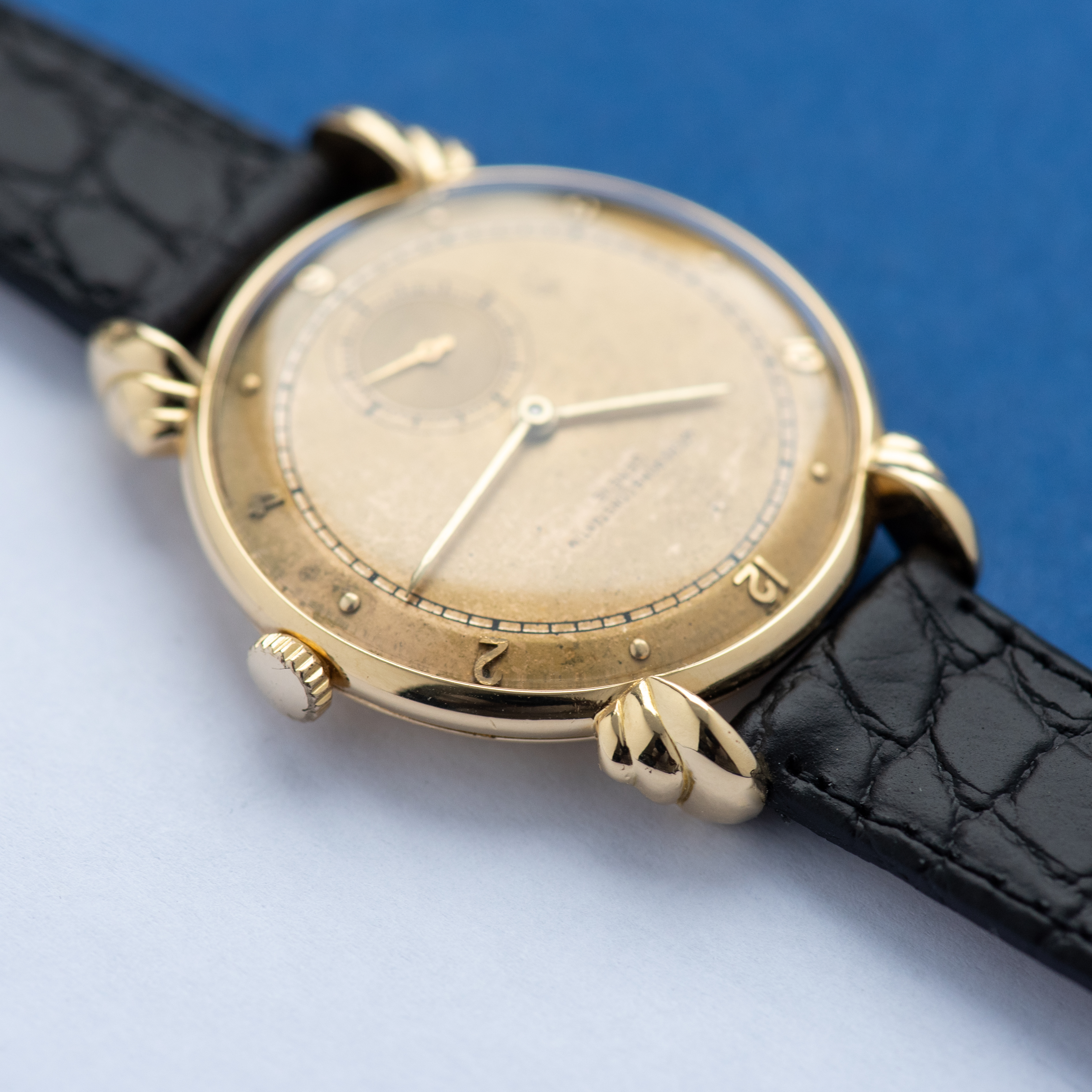 Vue de Vacheron Constantin Oversize Dress Watch Fancy Shell Teardrop Lugs Réf 4322 18K