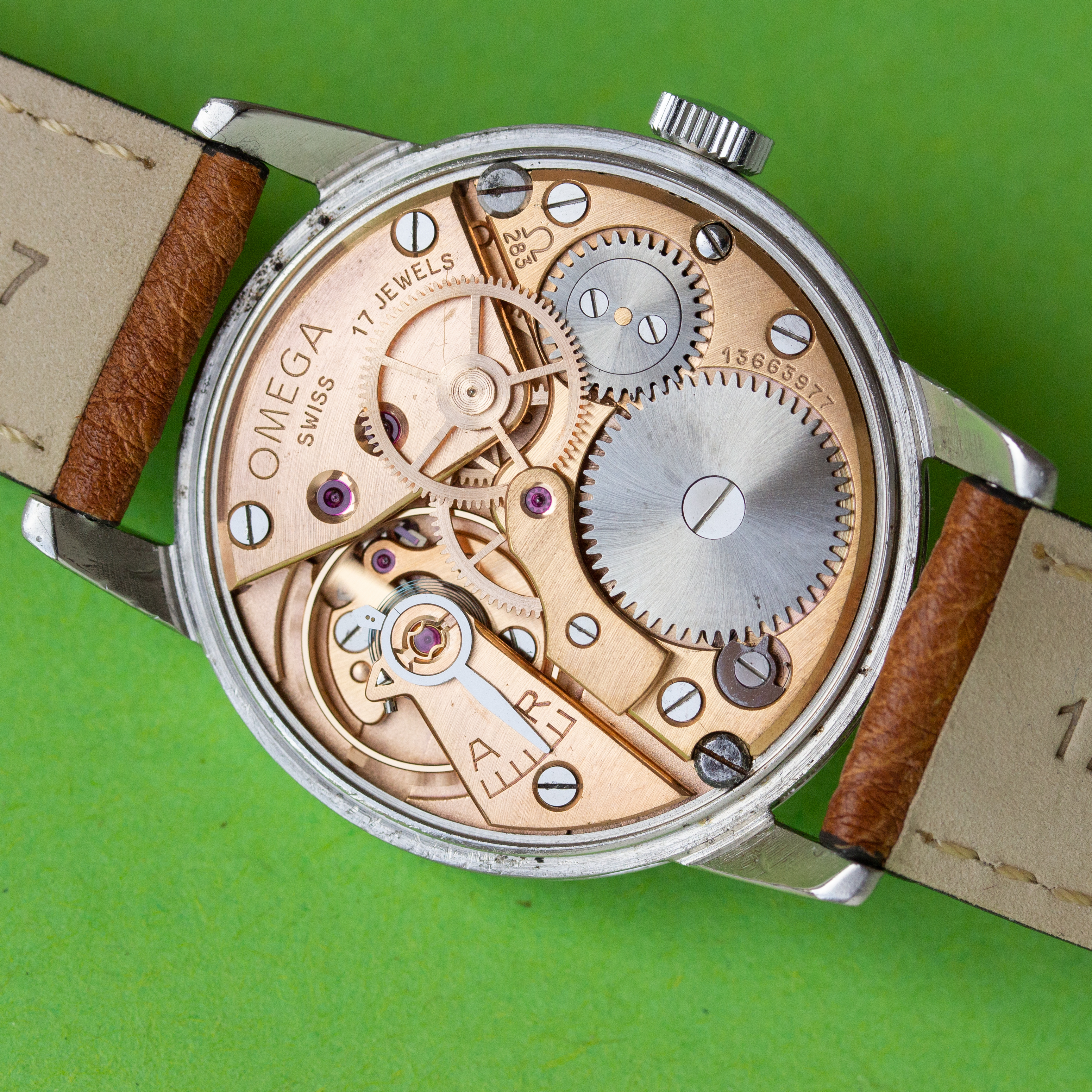 Vue de Omega Dress Watch Centre Seconds Two Tone Dial réf 2496