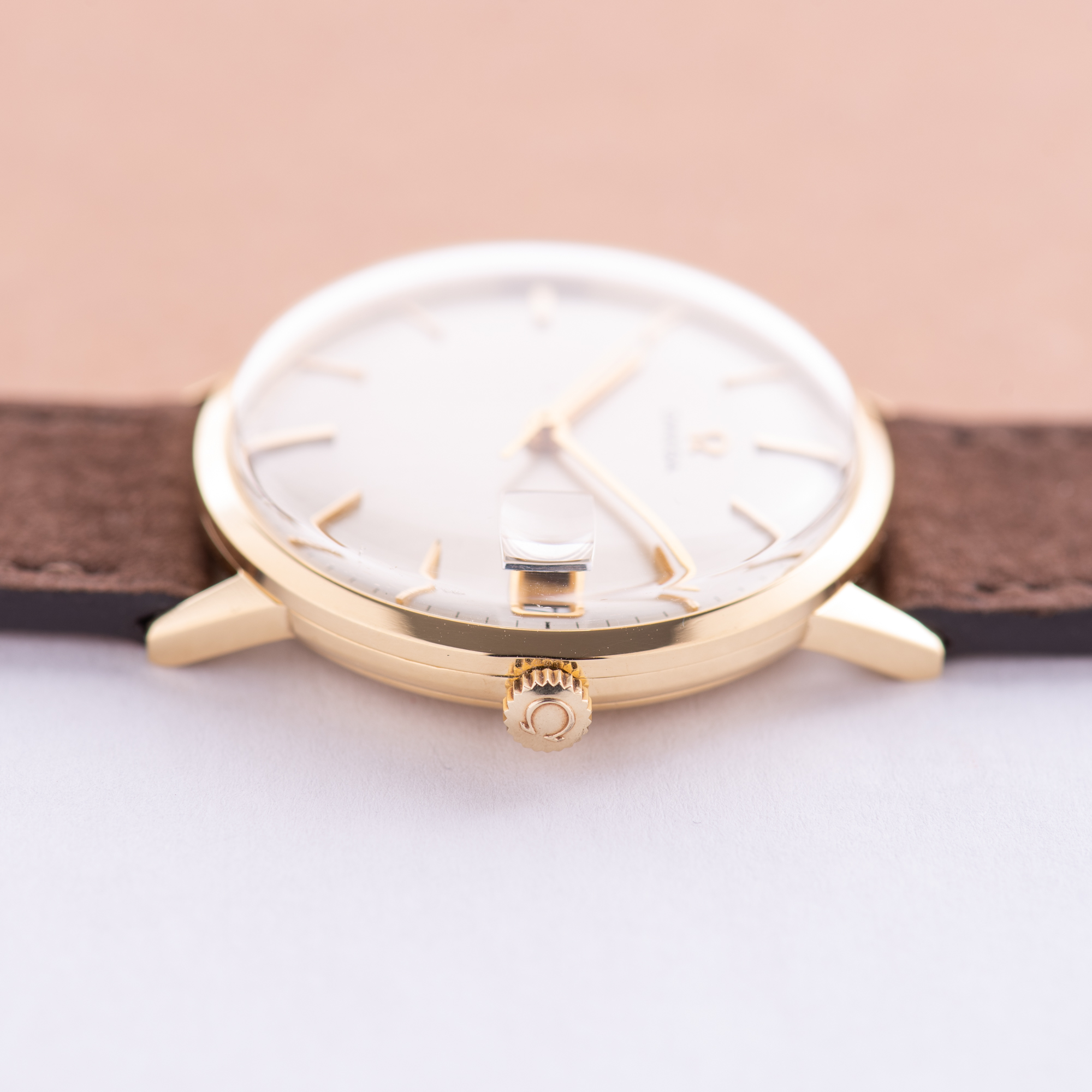 Vue de Omega Dress Watch Date 18K Yellow Gold from 1966 Réf 132.041
