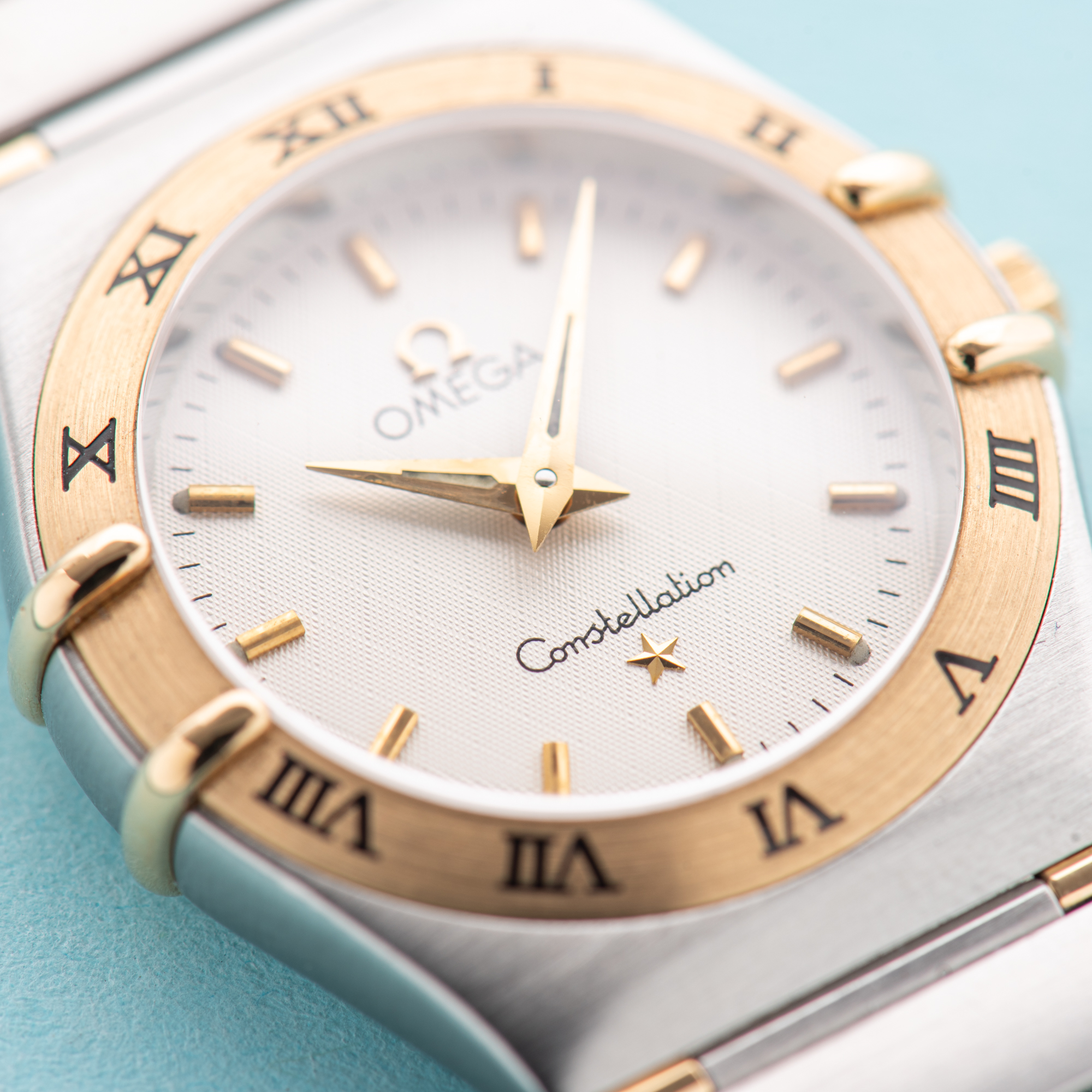 Vue de Omega Constellation Half Gold Bar 18K Lady Quartz Réf 795.1203