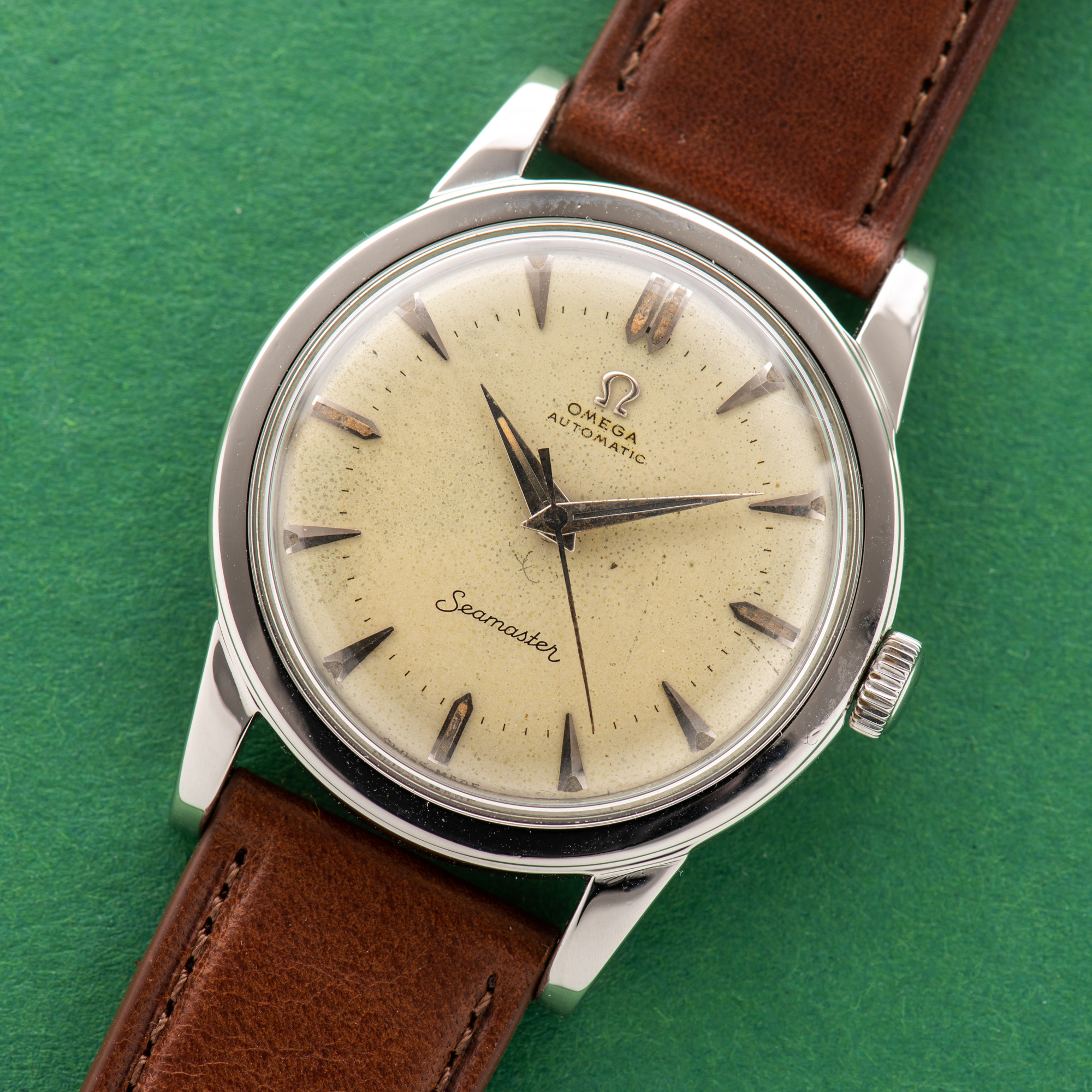 Vue de Omega Seamaster Automatic Bumper Beefy Lugs from 1951 Réf 2577