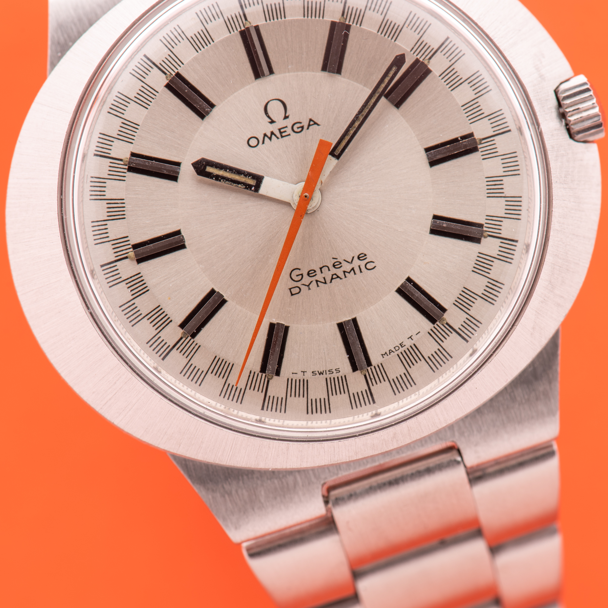 Vue de Omega Genève Dynamic Racing White Dial Réf 135.033
