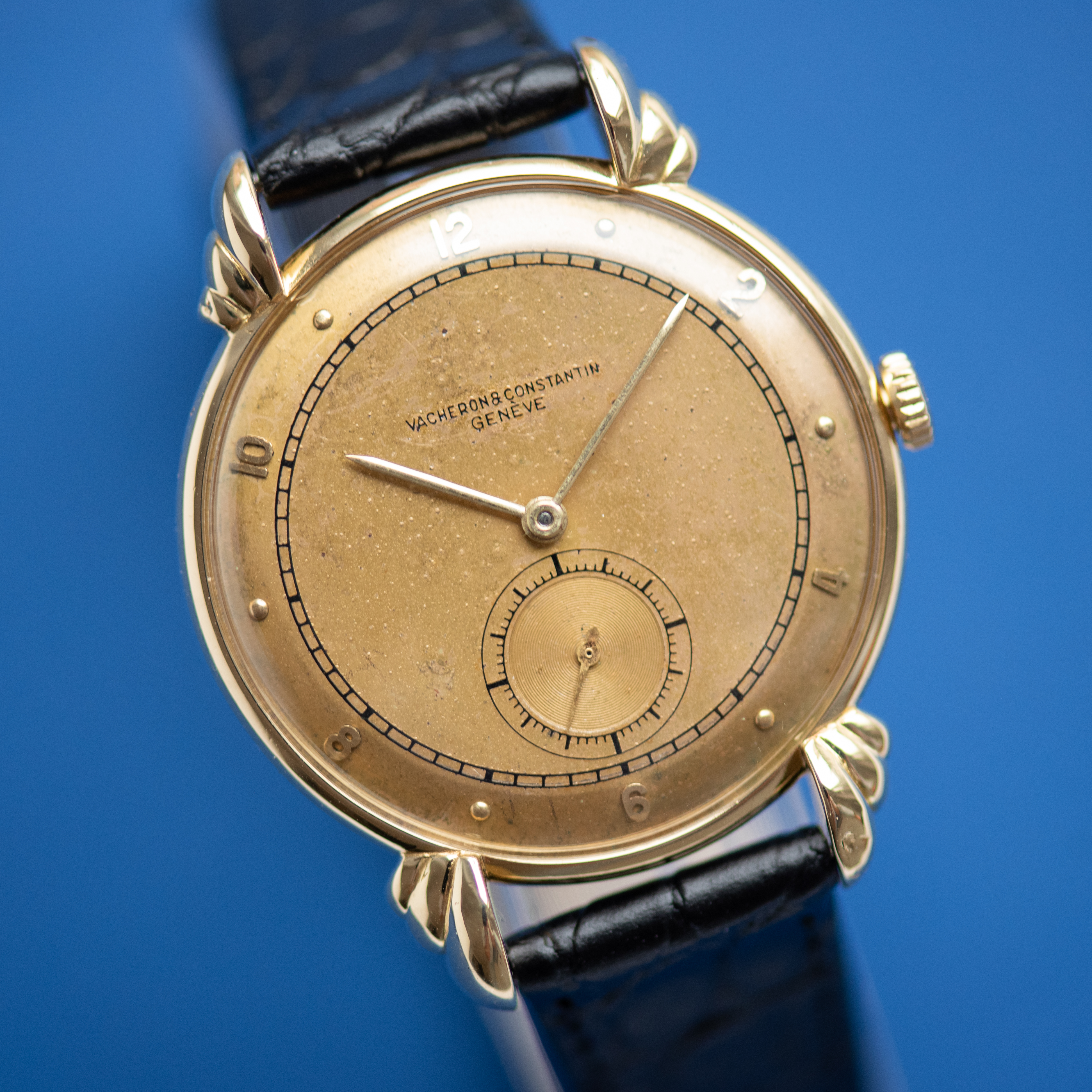 Vue de Vacheron Constantin Oversize Dress Watch Fancy Shell Teardrop Lugs Réf 4322 18K