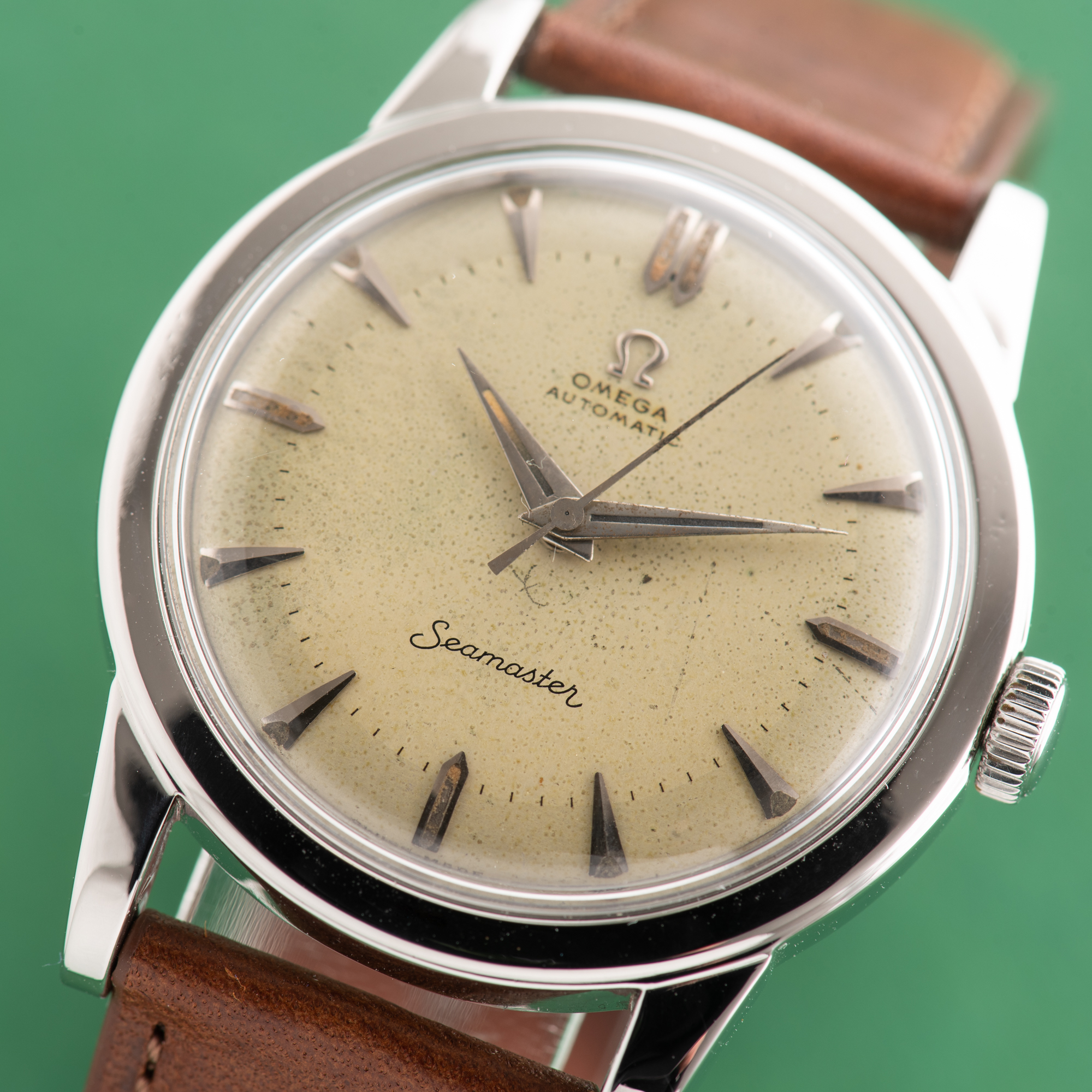 Vue de Omega Seamaster Automatic Bumper Beefy Lugs from 1951 Réf 2577