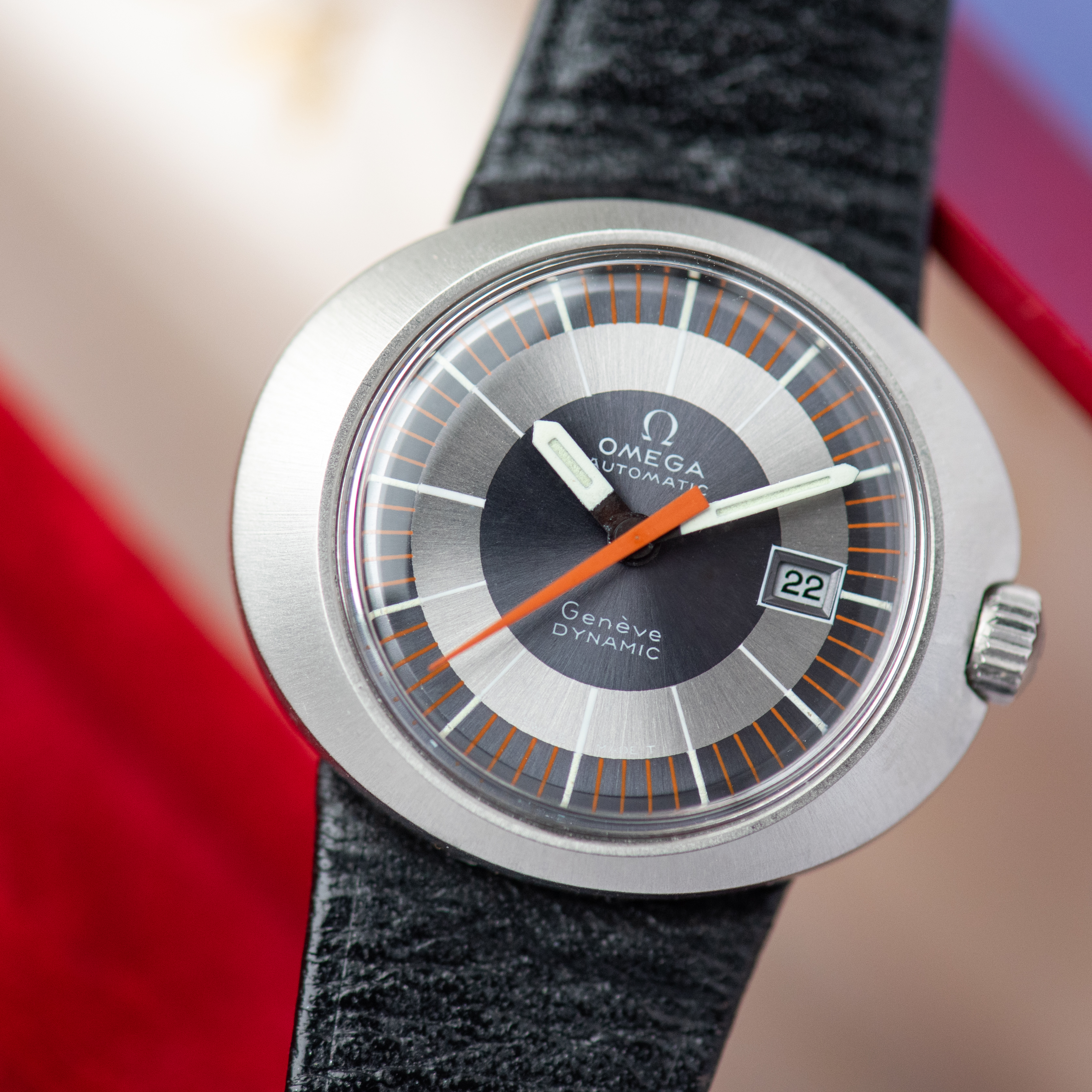 Zicht op Omega Genève Dynamic Date Blue Réf 566.015