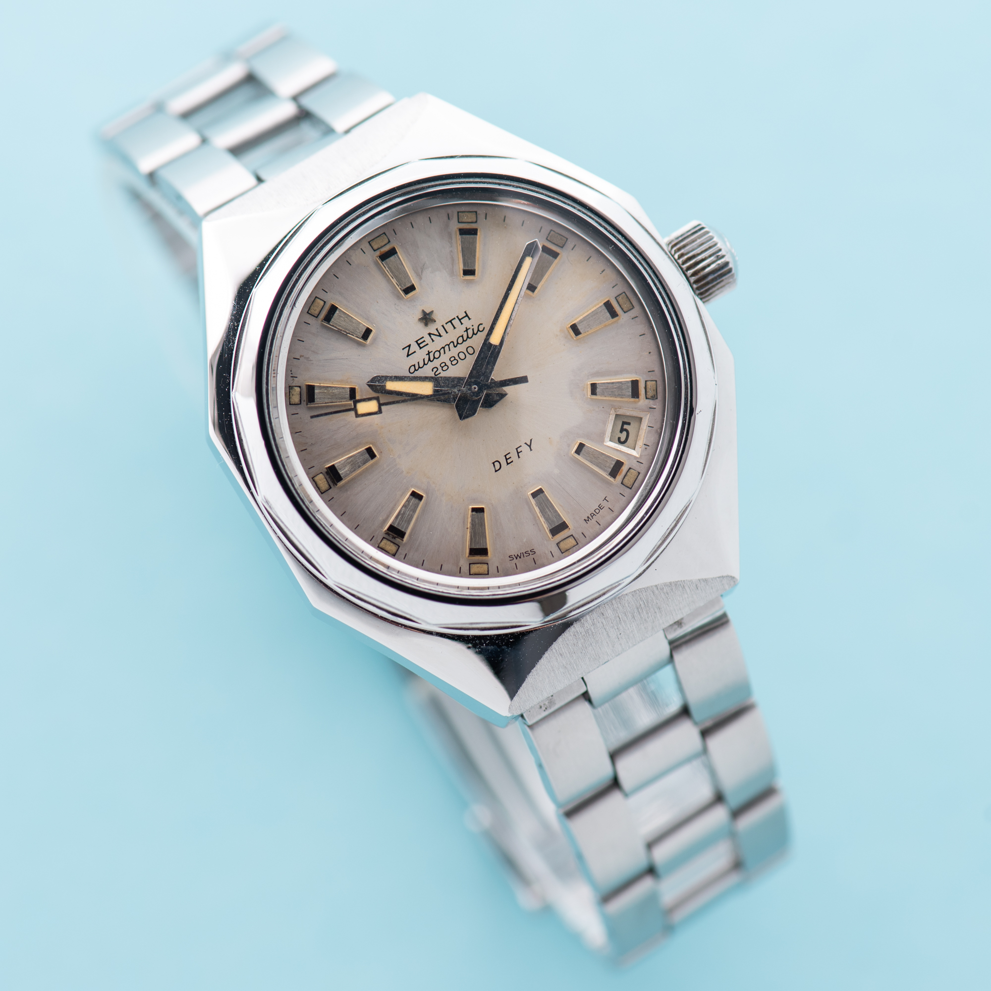Zicht op Zenith Defy Automatic 28800 Cassaforte del Tempo Ref 01 0902 290
