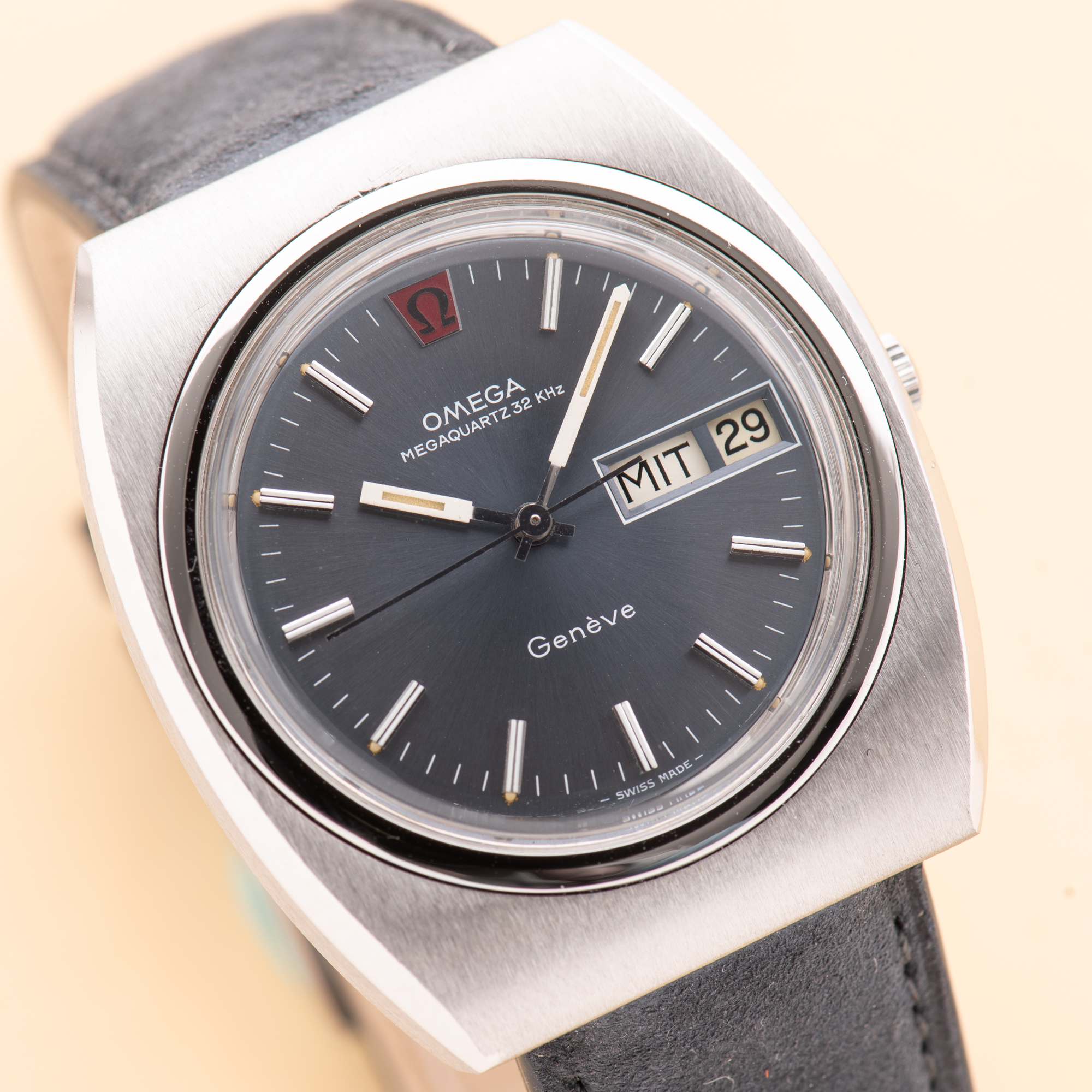 Zicht op Omega Genève Megaquartz 32 KHz Blue Day Date from 1973 Réf 196.0030