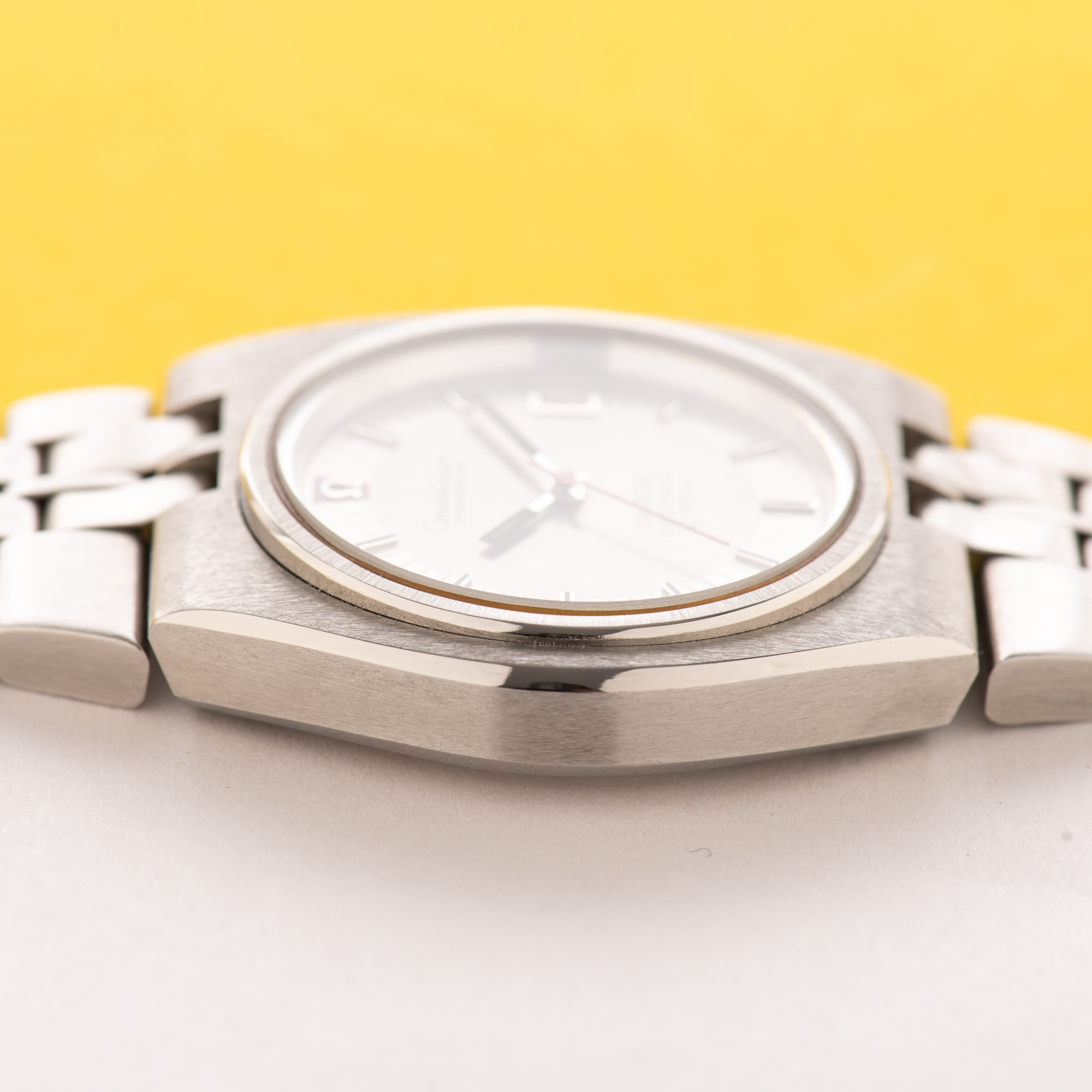 Zicht op Omega Constellation Electronic F300Hz D Shape from 1970 Ref 198.004