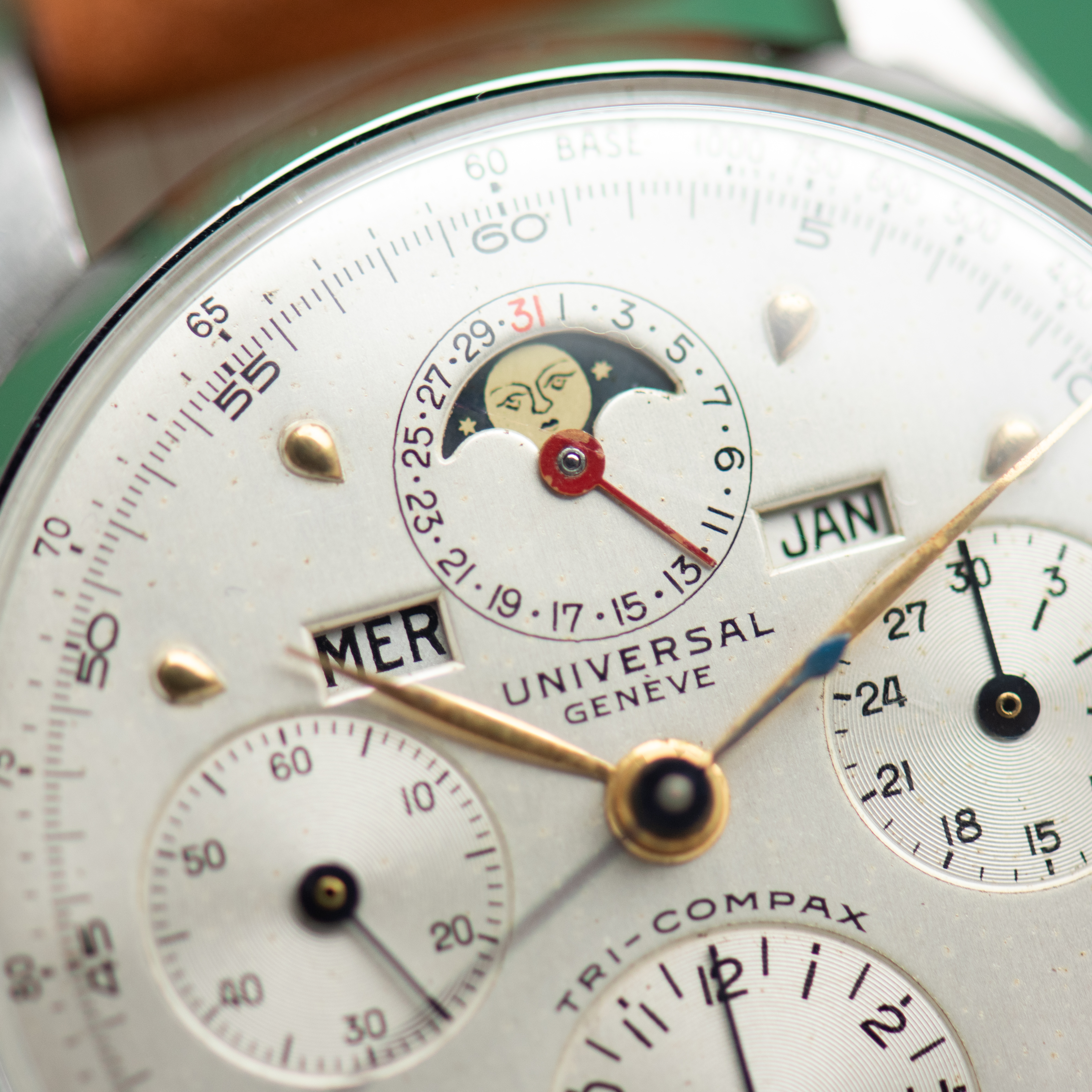 Vue de Universal Genève Tricompax Steel Chronograph Full Annual Calendar Moonphase 1946