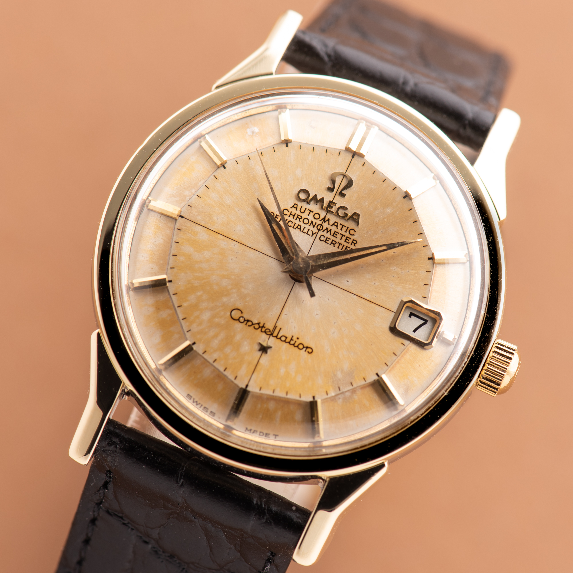 Zicht op Omega Constellation Calendar Pie Pan Patina Dog Leg Automatic 1966 Ref 168.005