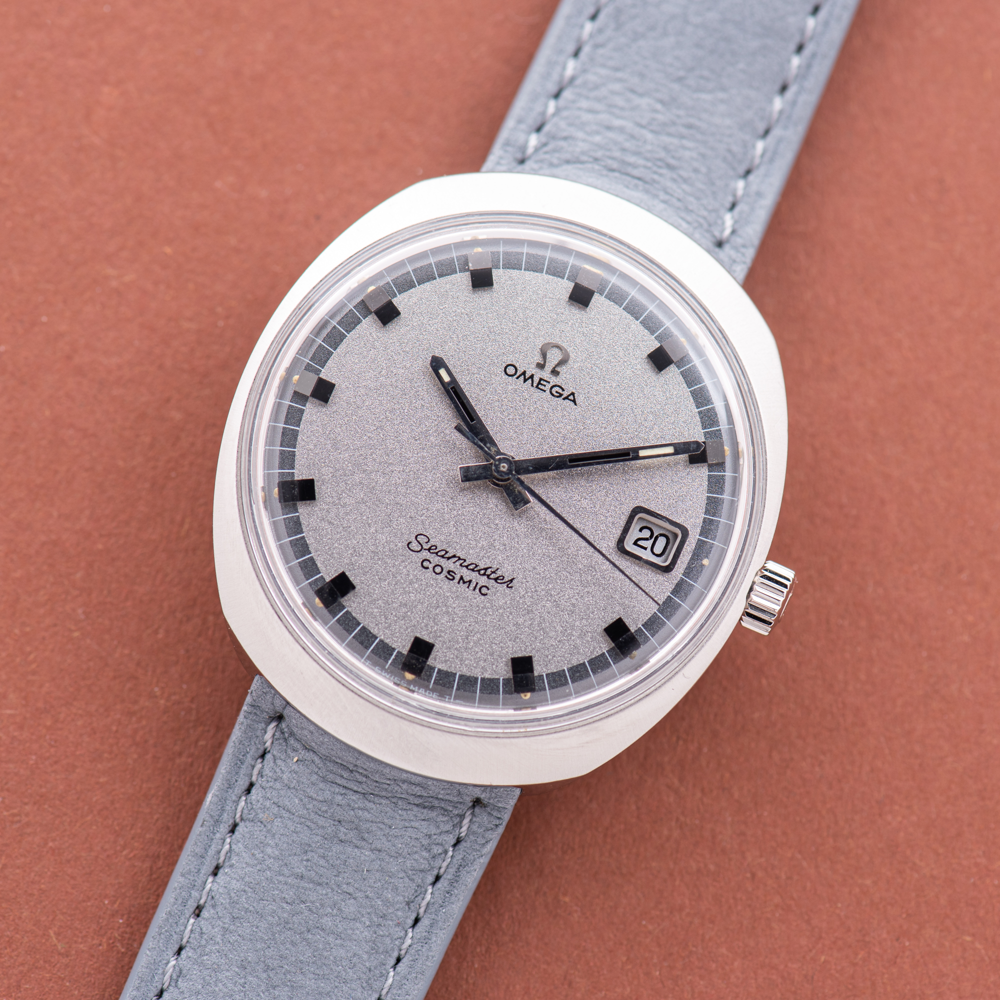 View of Omega Seamaster Cosmic Date Grey Dust Dial Réf 136.022