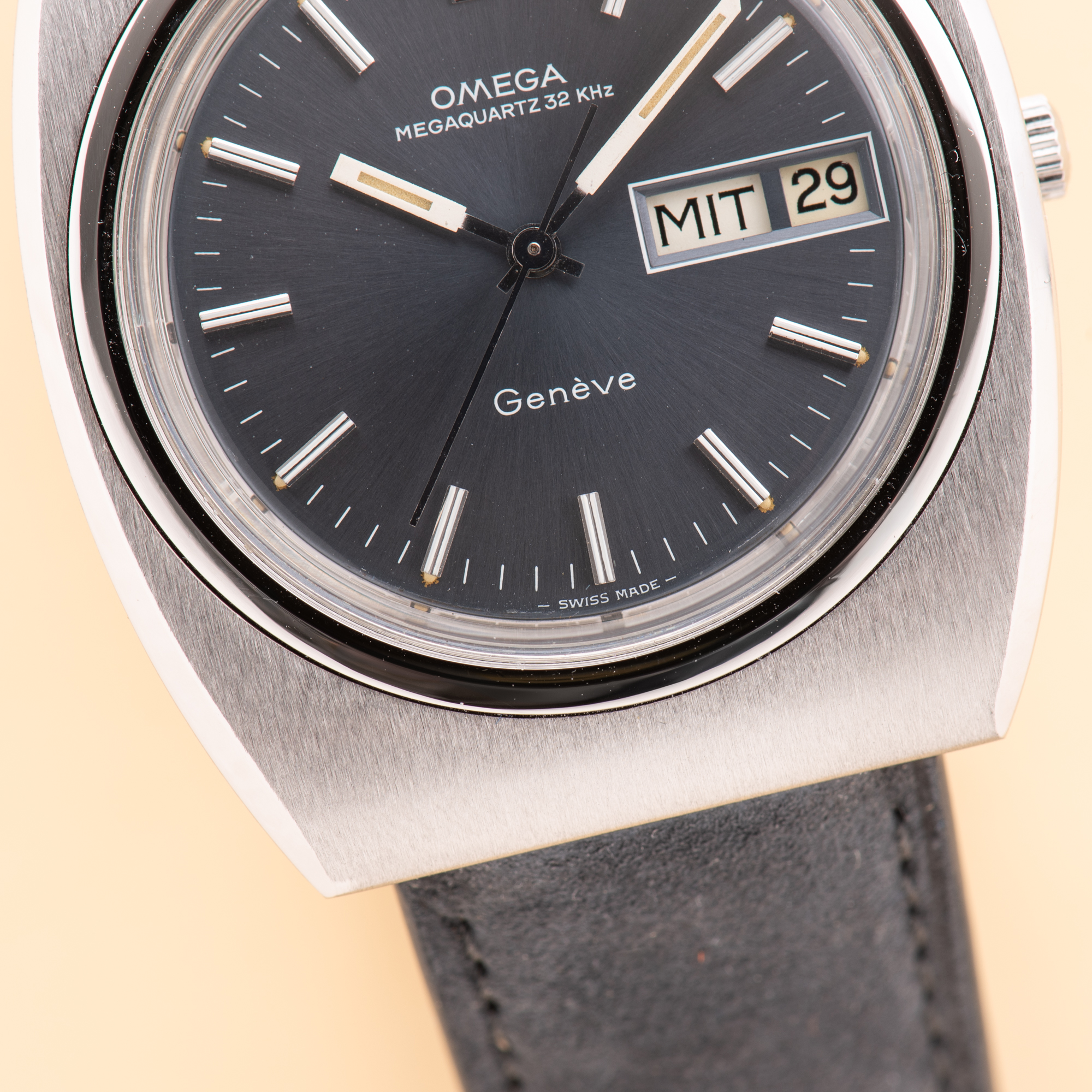 Zicht op Omega Genève Megaquartz 32 KHz Blue Day Date from 1973 Réf 196.0030