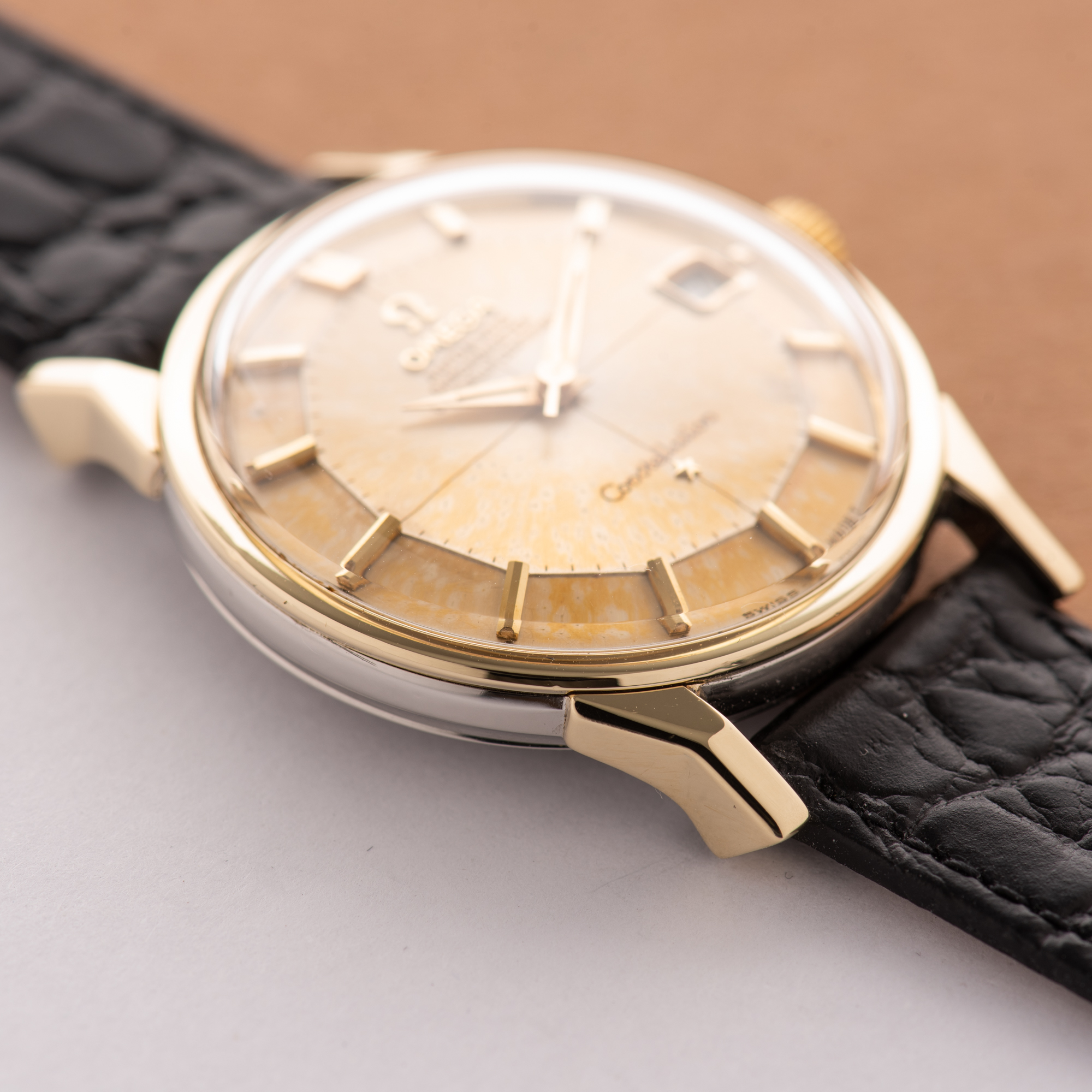 Zicht op Omega Constellation Calendar Pie Pan Patina Dog Leg Automatic 1966 Ref 168.005
