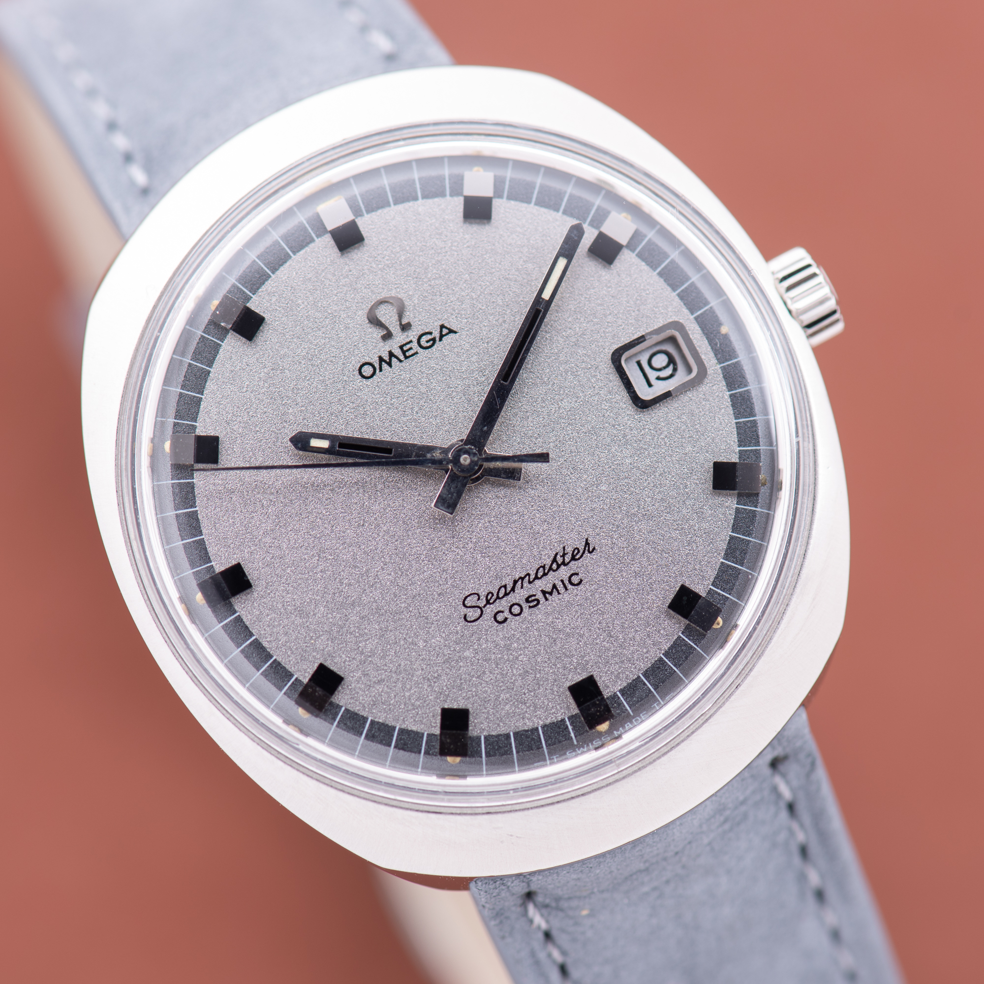 View of Omega Seamaster Cosmic Date Grey Dust Dial Réf 136.022