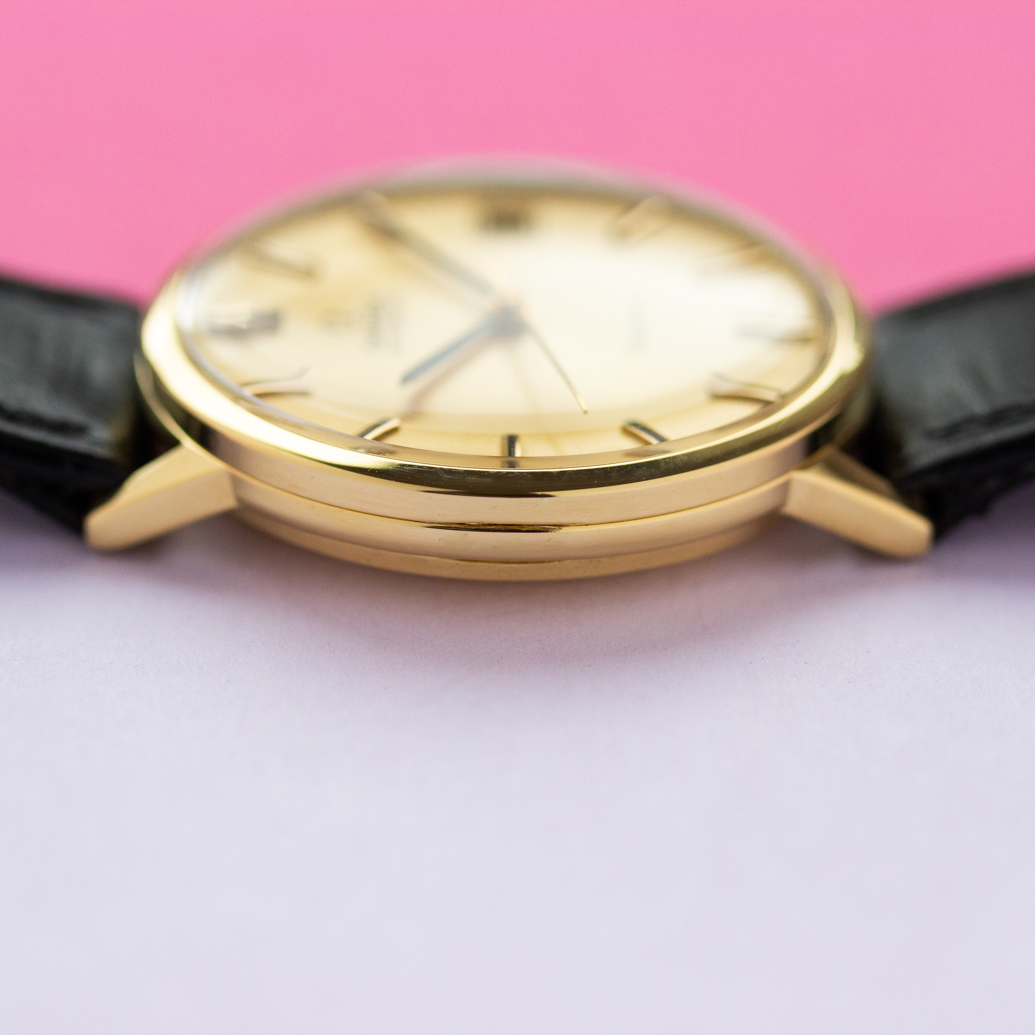 Vue de Omega Genève Automatic Or 18K réf 162.057