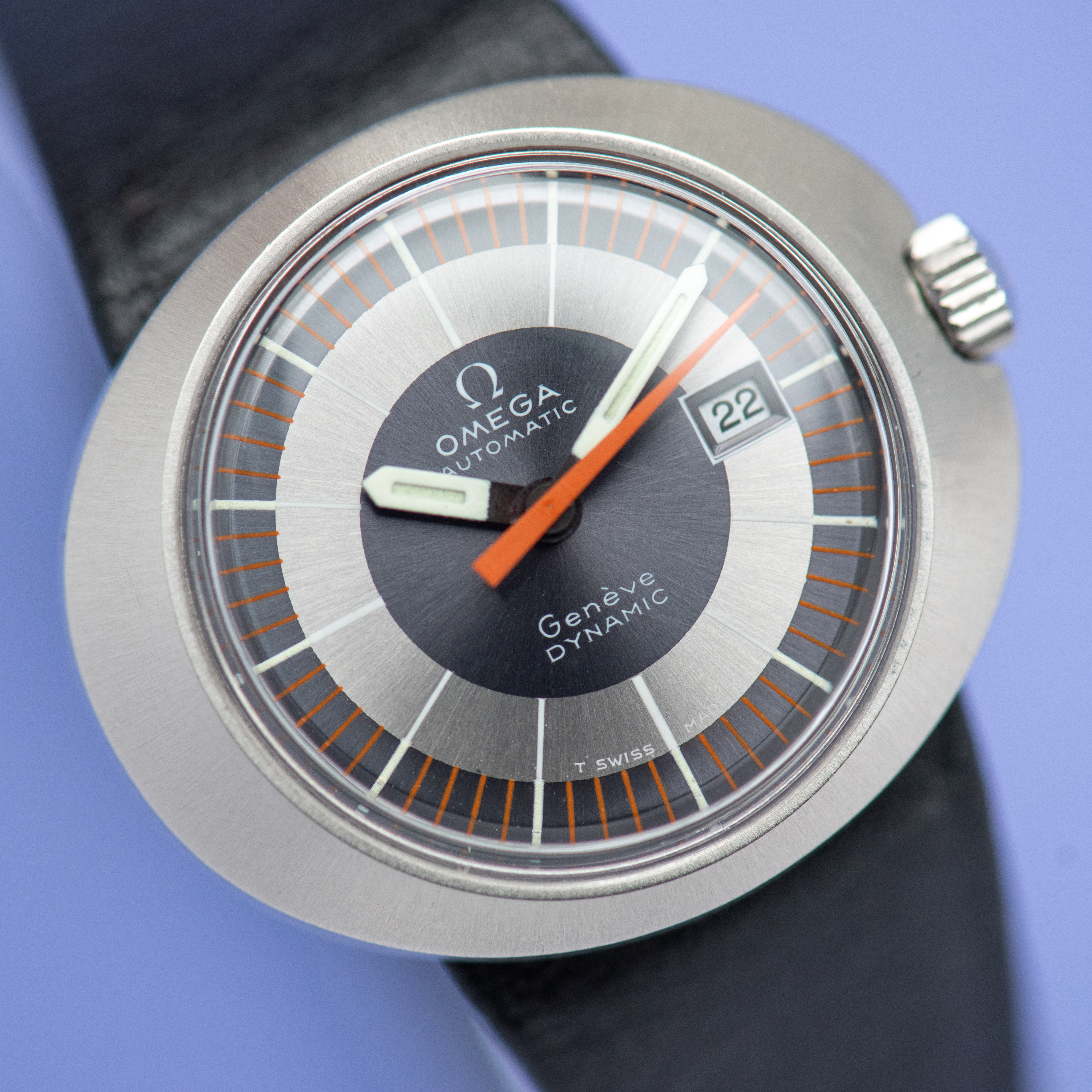 Zicht op Omega Genève Dynamic Date Blue Réf 566.015