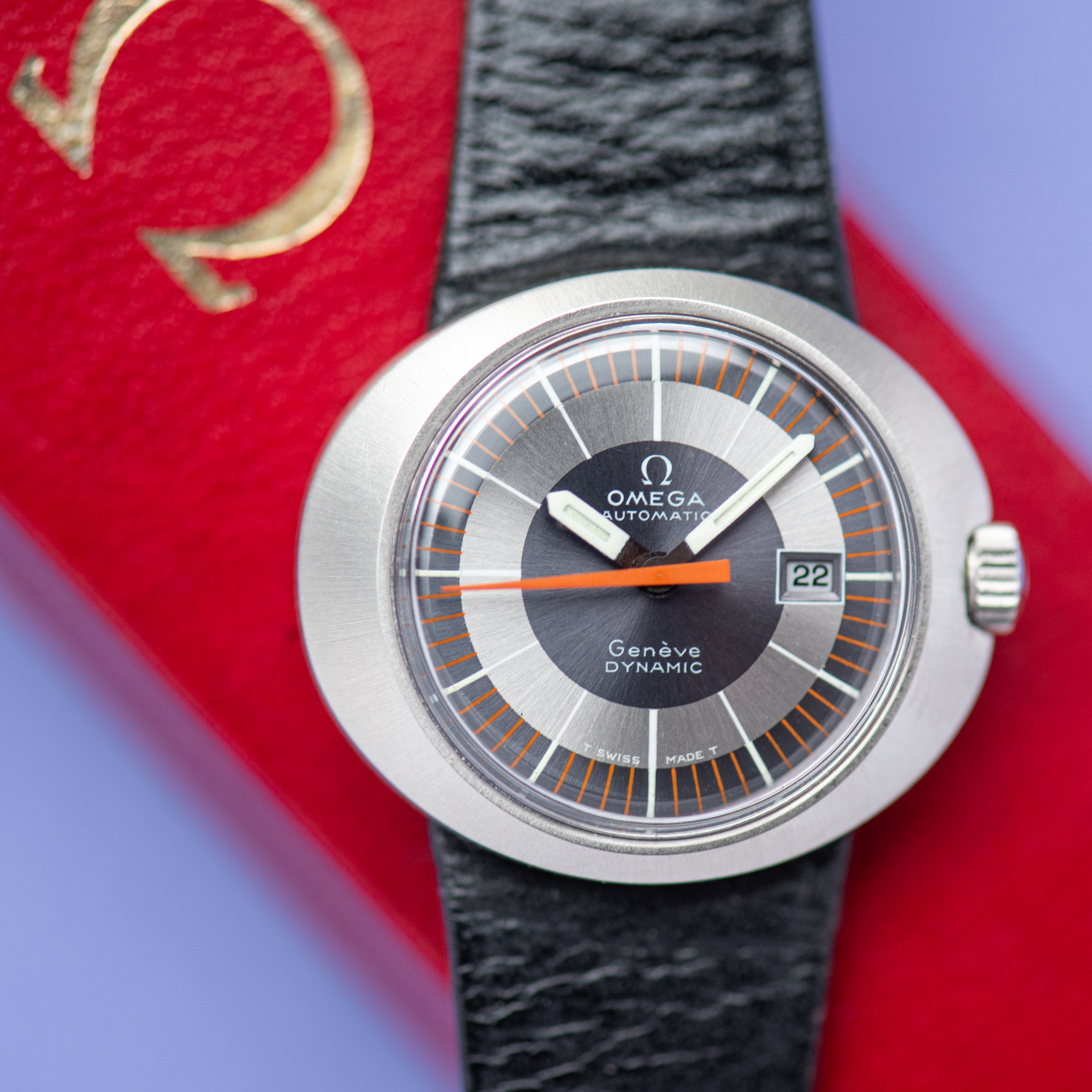 Zicht op Omega Genève Dynamic Date Blue Réf 566.015