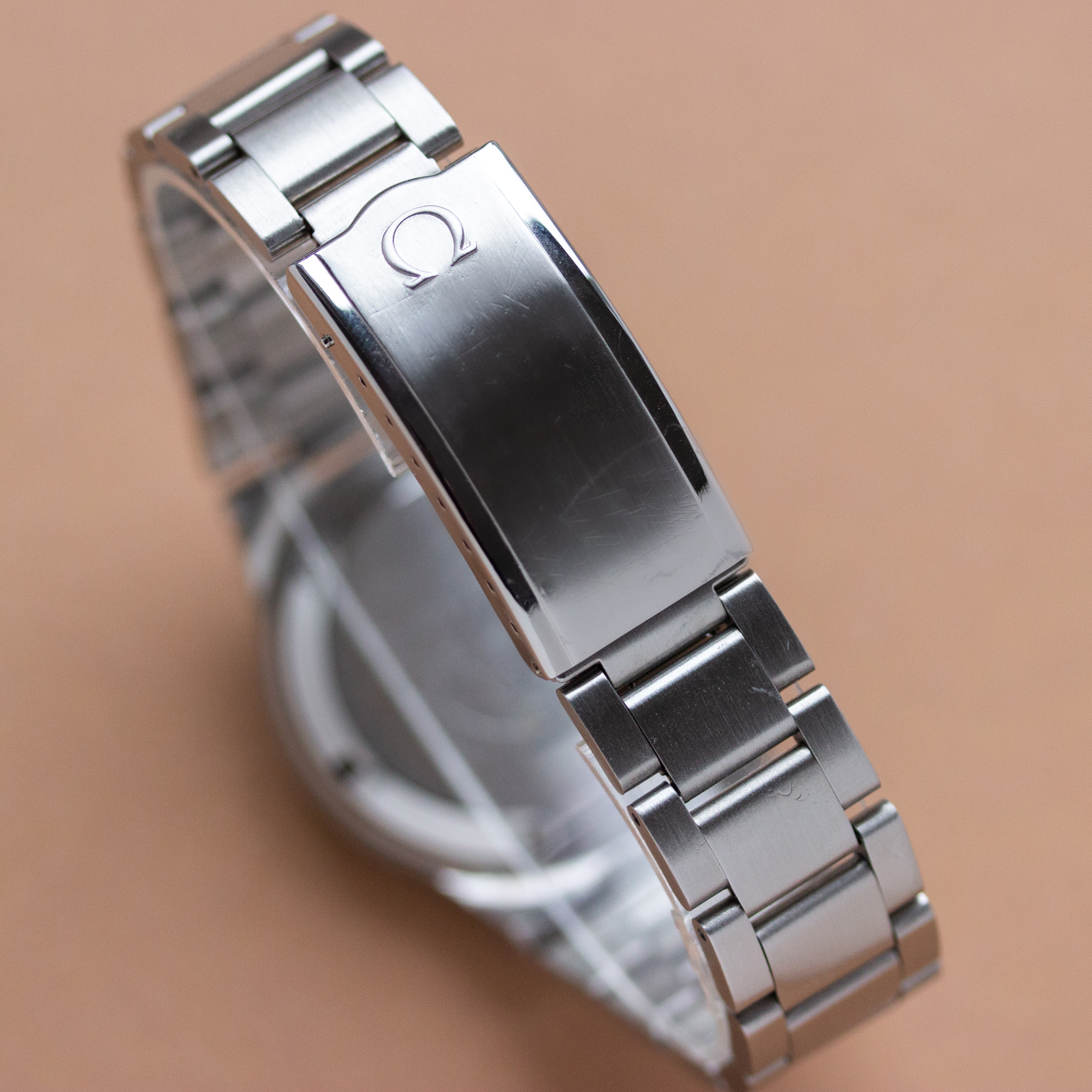 View of Omega Genève Automatic Date Blue Réf 366.0832 Year 1973