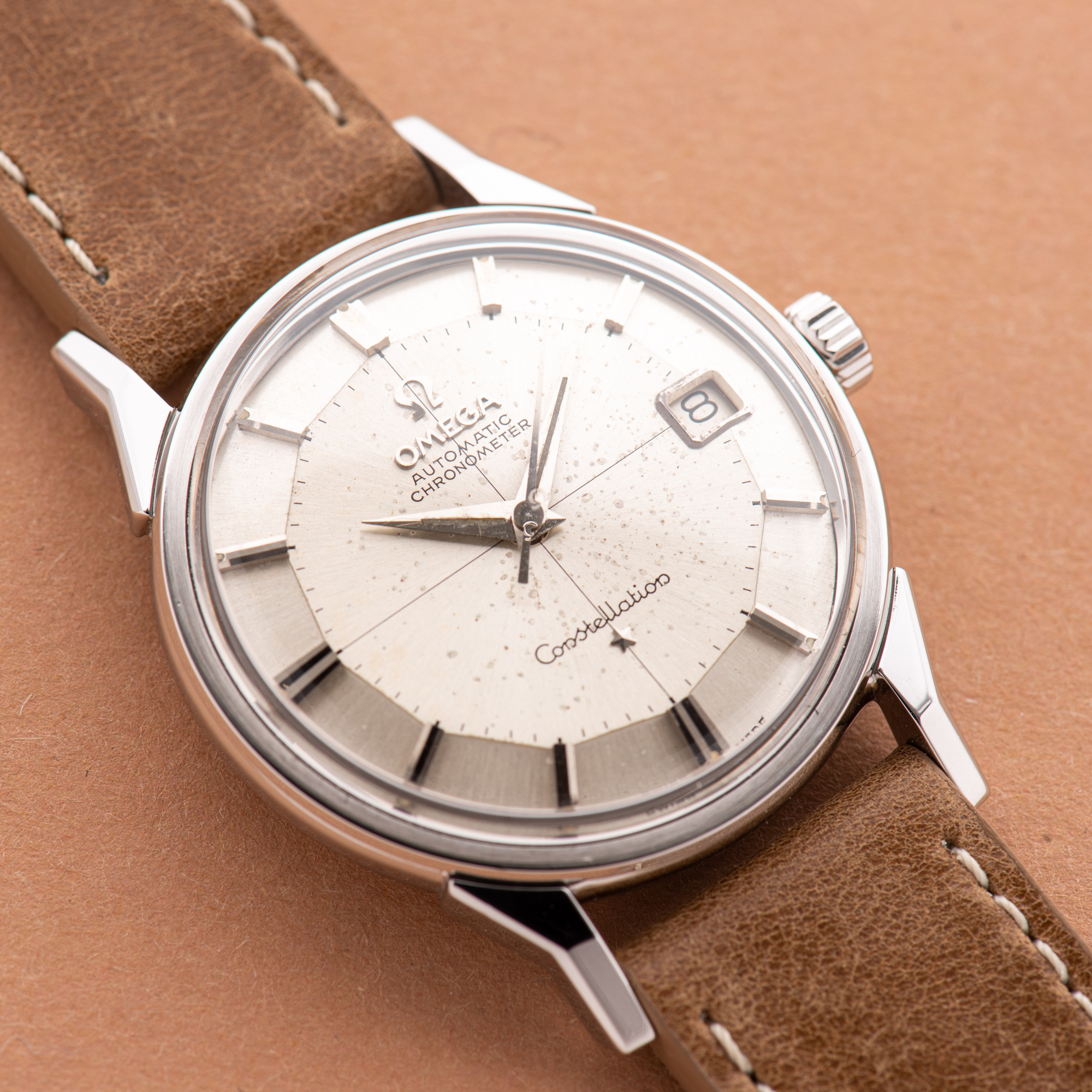 Zicht op Omega Constellation Calendar Pie Pan Patina Crosshair Hondenpoot Automatic 1962 Ref