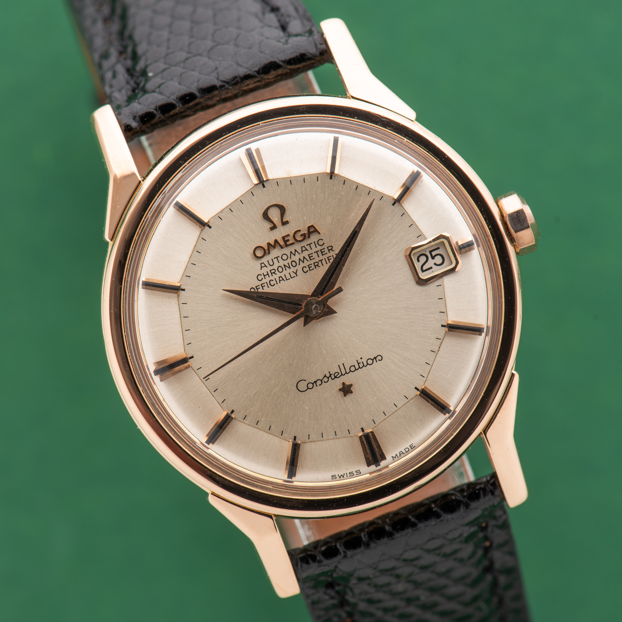 Vue de Omega Constellation Pie Pan 18K Gold Rosé Dog Leg Automatic 1964 Réf 168.005