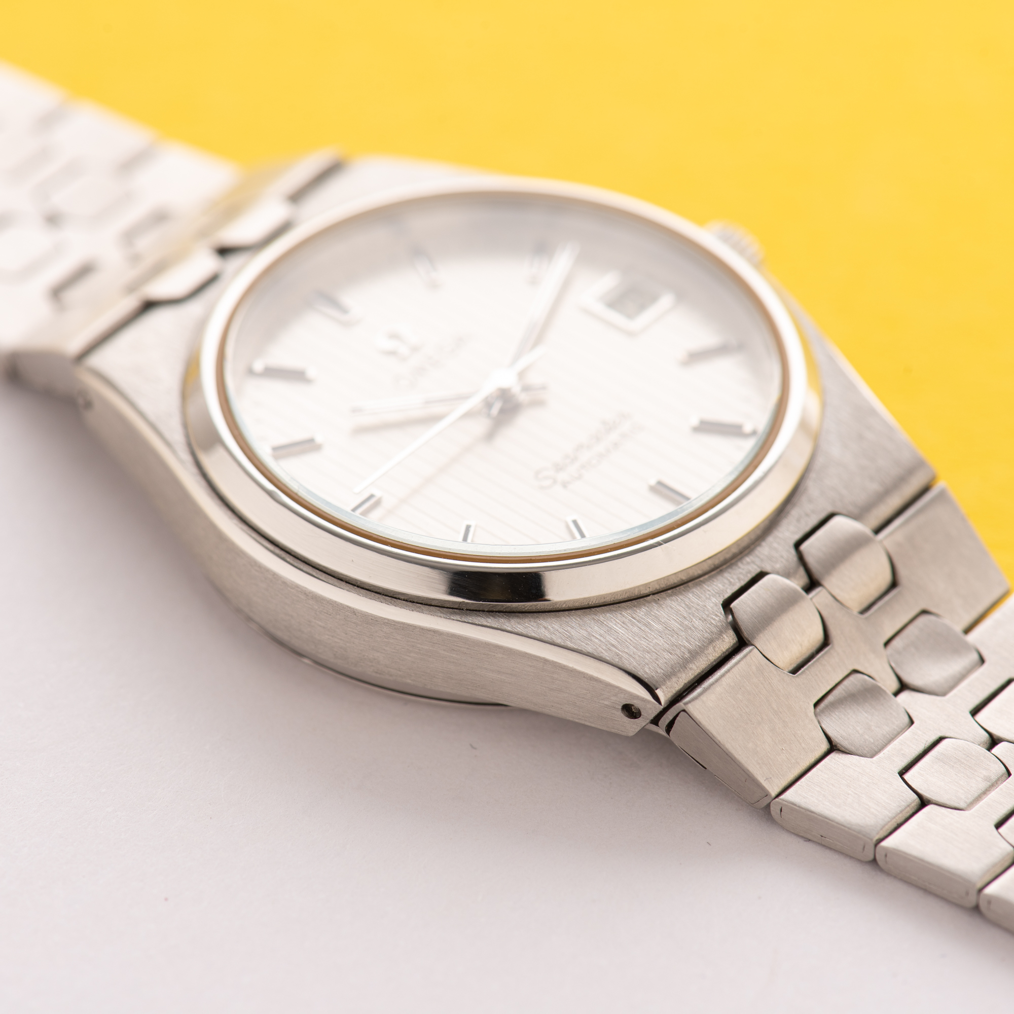 Vue de Omega Seamaster Automatic Date Rare Integrated bracelet from 1979 Réf 366 0265