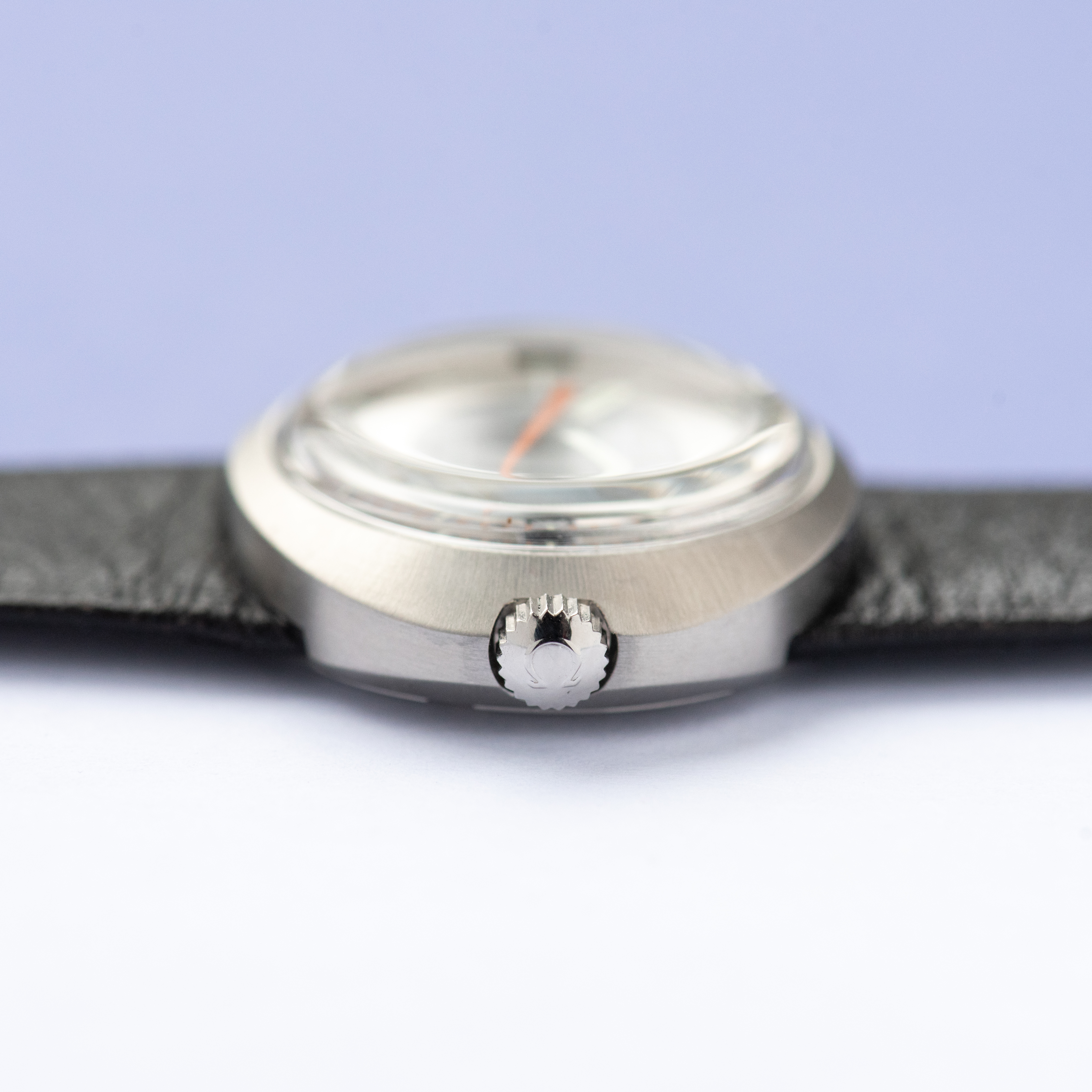 Zicht op Omega Genève Dynamic Date Blue Réf 566.015