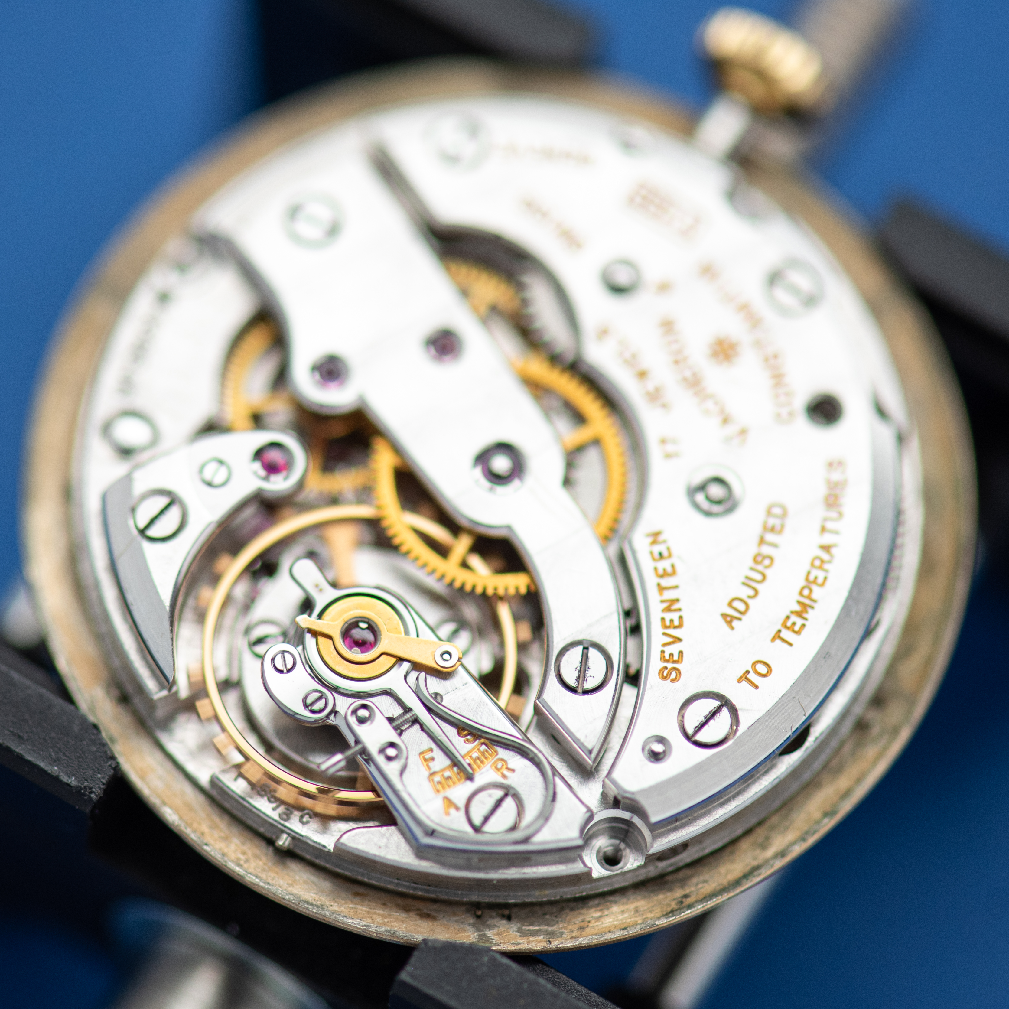 Vue de Vacheron Constantin Oversize Dress Watch Fancy Shell Teardrop Lugs Réf 4322 18K