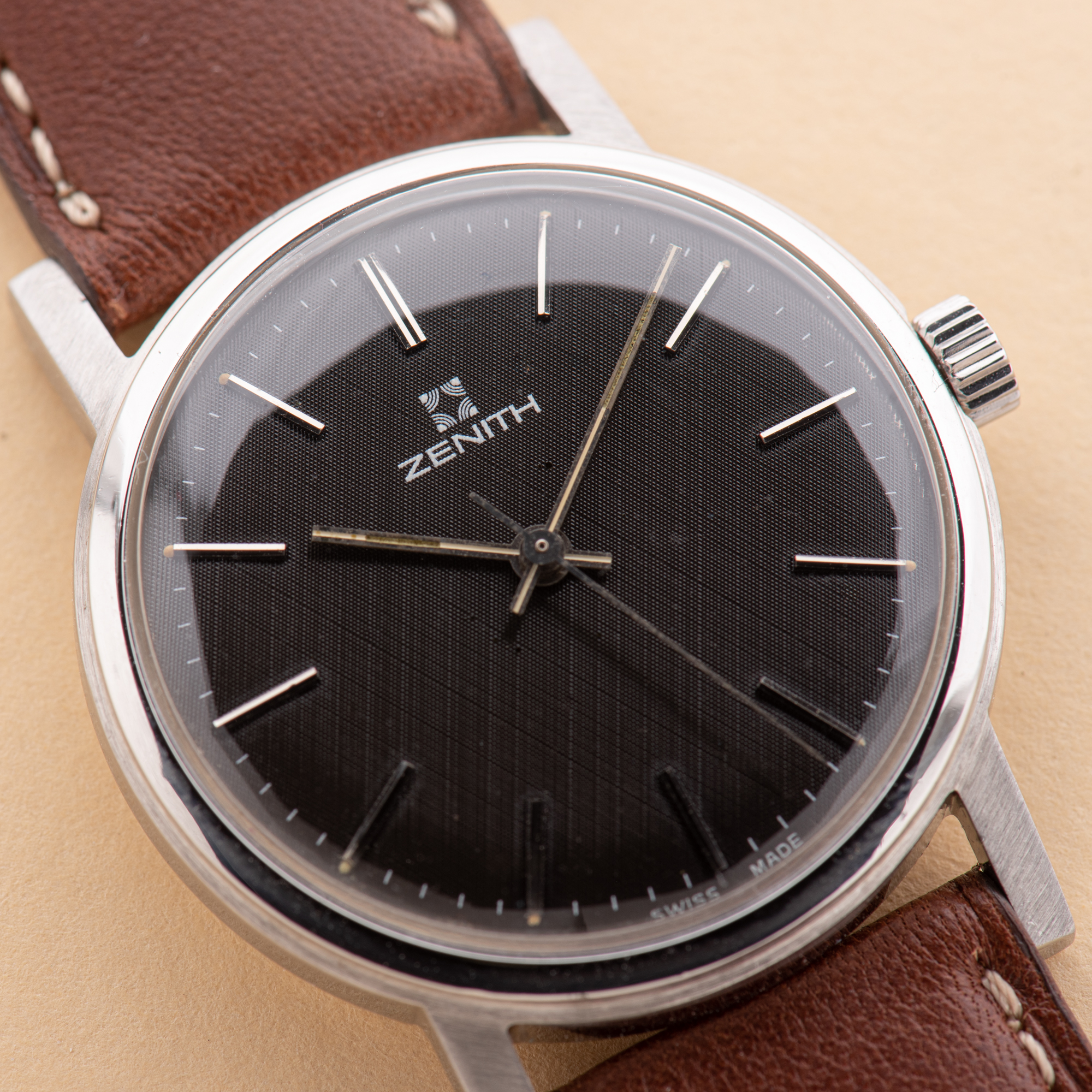 Vue de Zenith Surf Dress Watch Centre Seconds Black linnen dial Textured Réf 01.1620.36