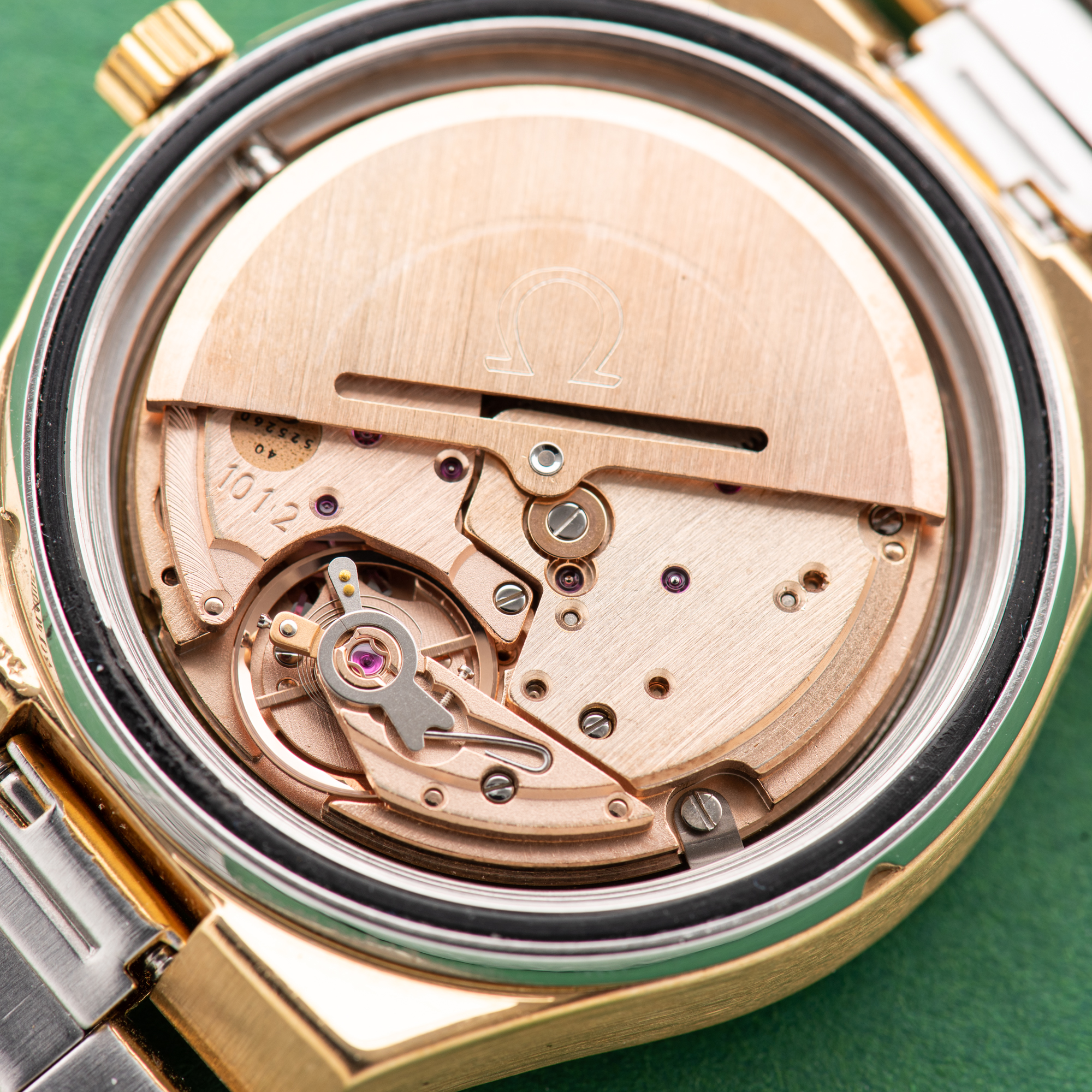Zicht op Omega Seamaster Automatic 'Cosmic 2000' uit 1977 Ref 166.023