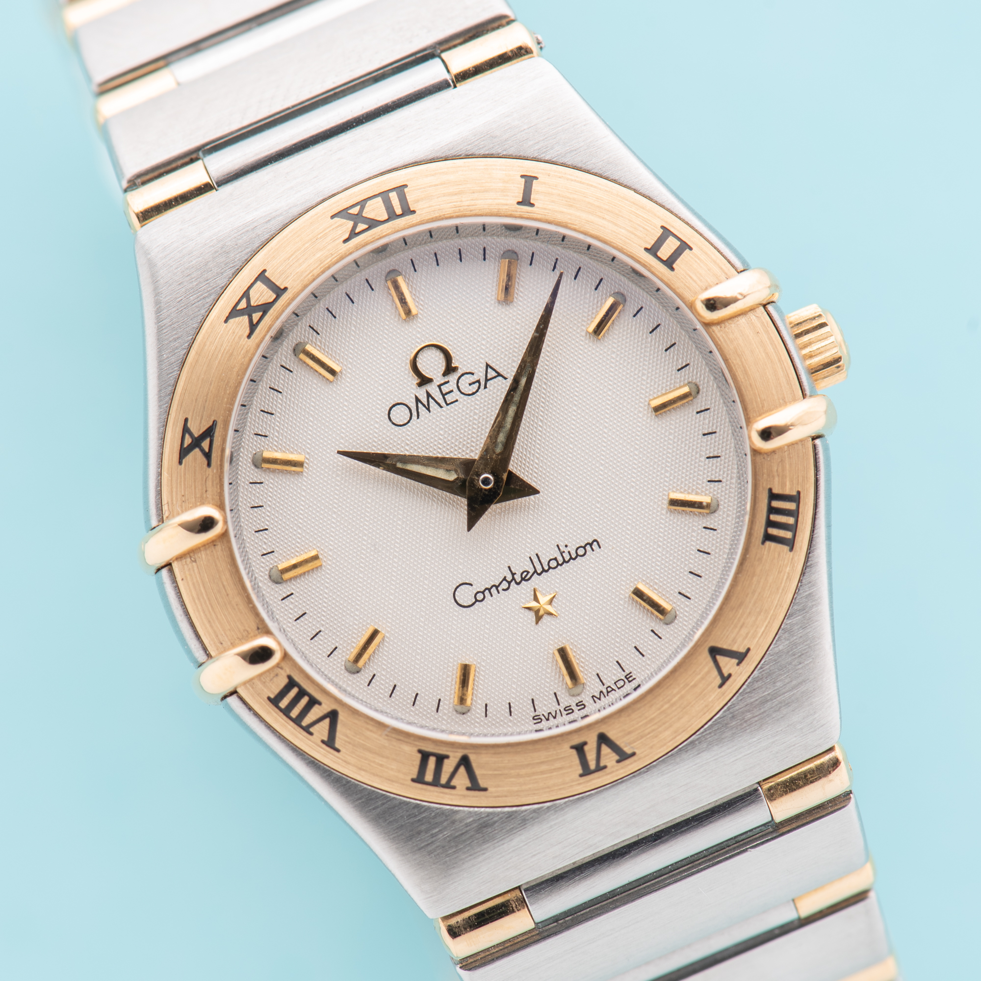 Vue de Omega Constellation Half Gold Bar 18K Lady Quartz Réf 795.1203