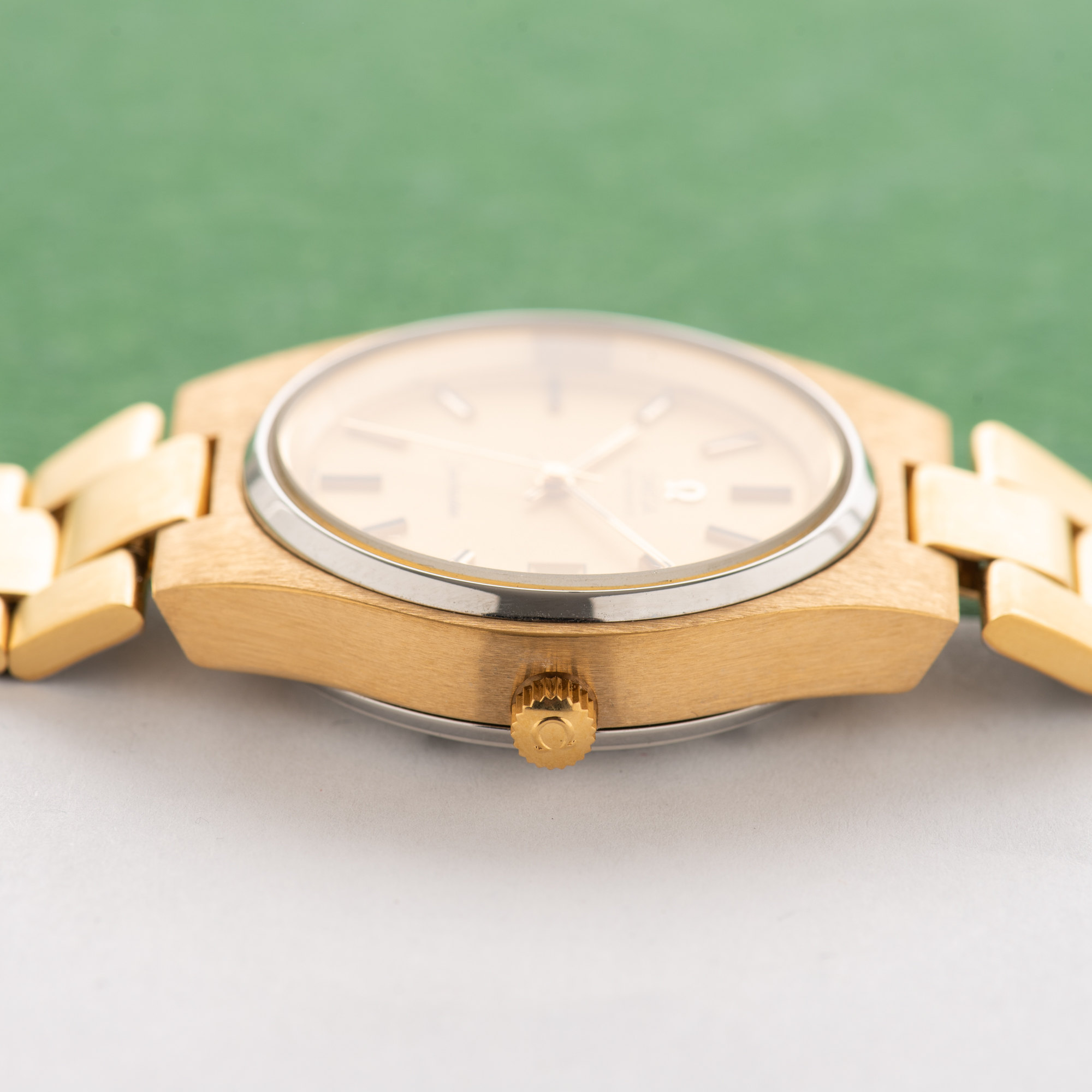 Zicht op Omega Seamaster Automatic 'Cosmic 2000' uit 1977 Ref 166.023