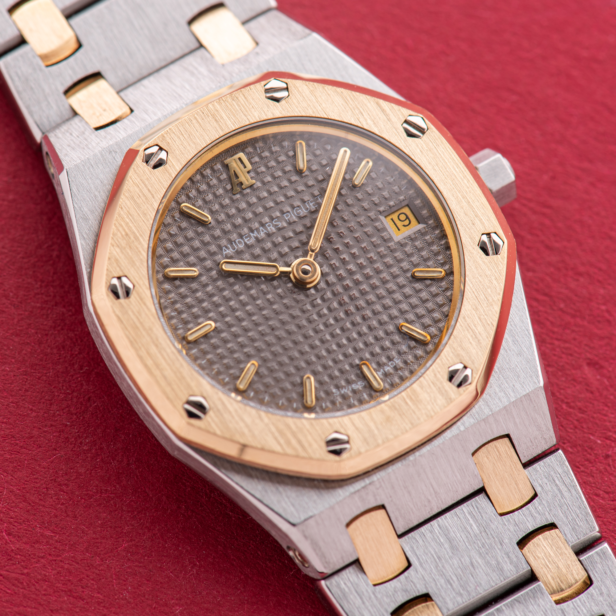 Vue de Audemars Piguet Royal Oak Lady Date 26 Gold / Steel circa 1992 Réf 66270SA