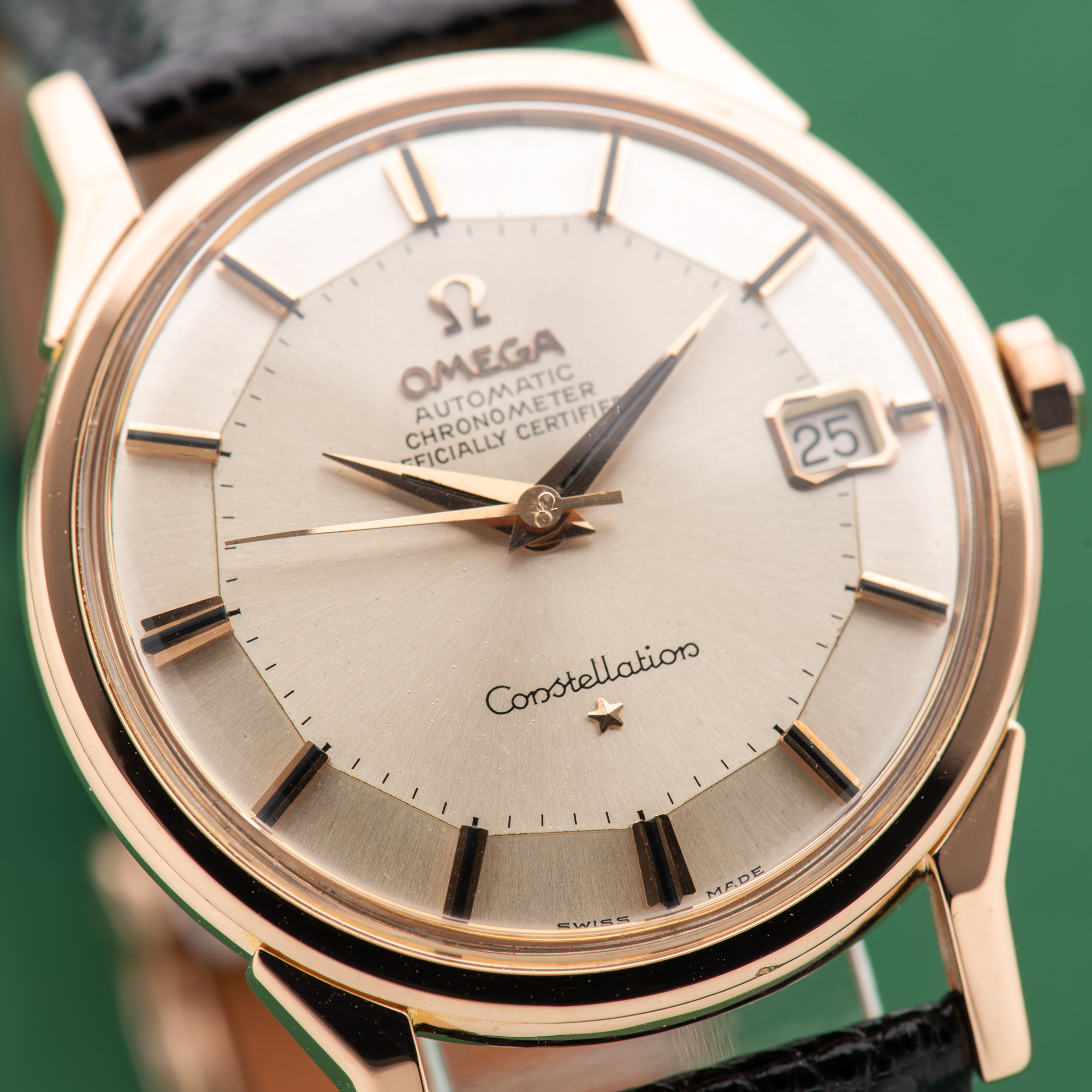 Vue de Omega Constellation Pie Pan 18K Gold Rosé Dog Leg Automatic 1964 Réf 168.005