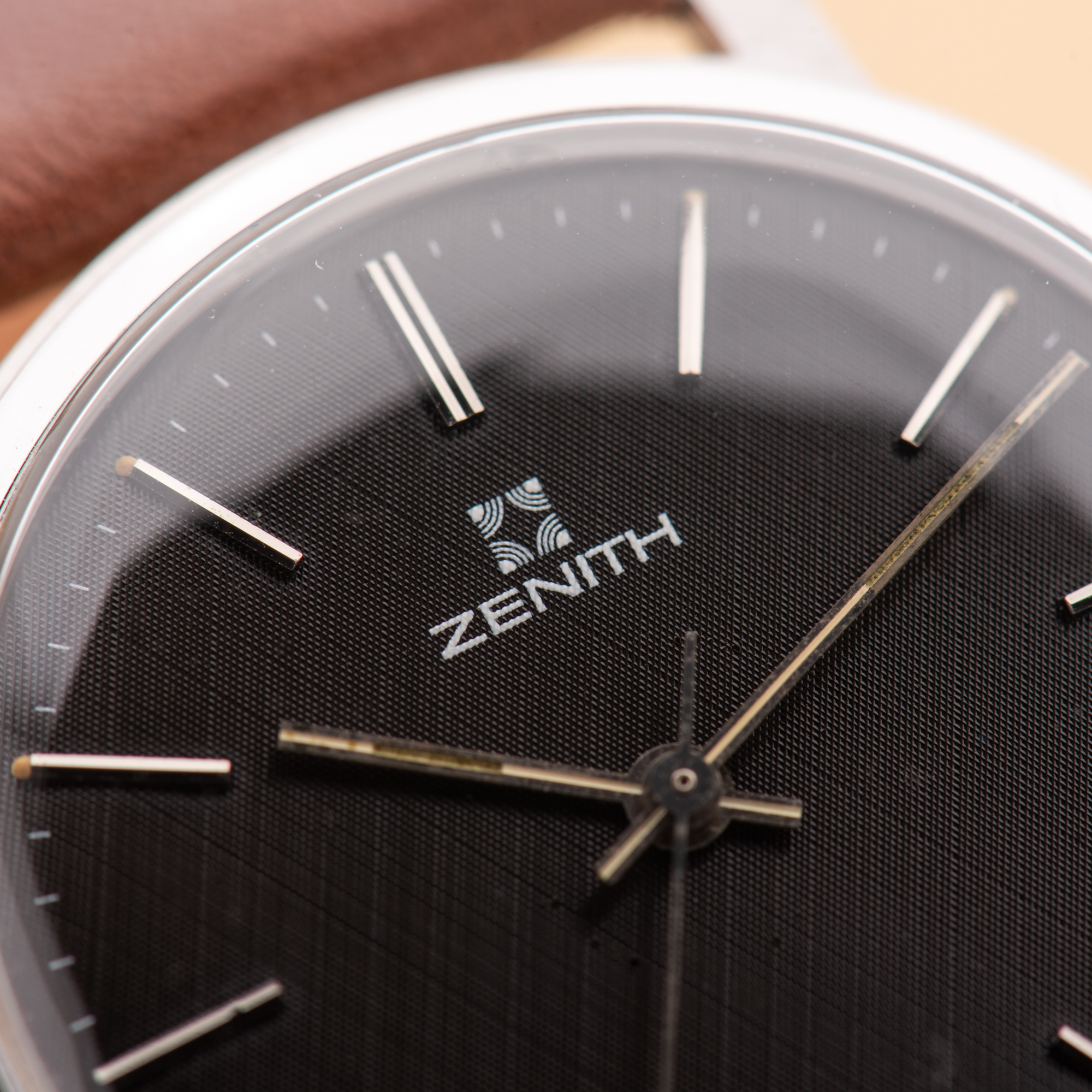 Vue de Zenith Surf Dress Watch Centre Seconds Black linnen dial Textured Réf 01.1620.36