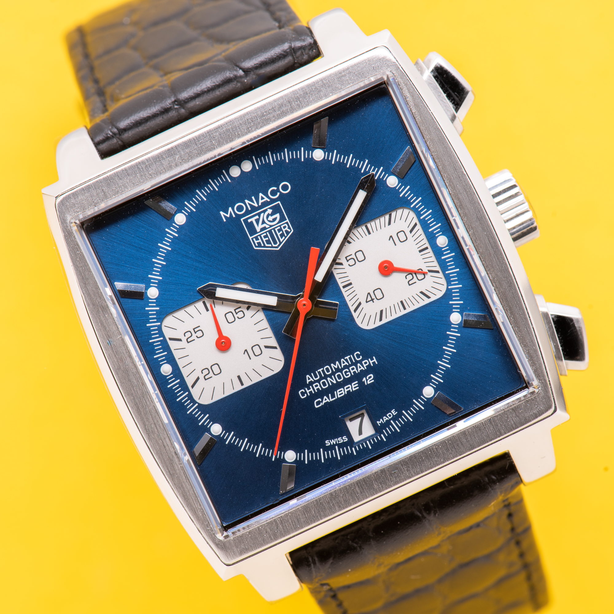 Zicht op TAG HEUER Monaco Calibre 12 chronograph Blue Dial Réf CAW2111