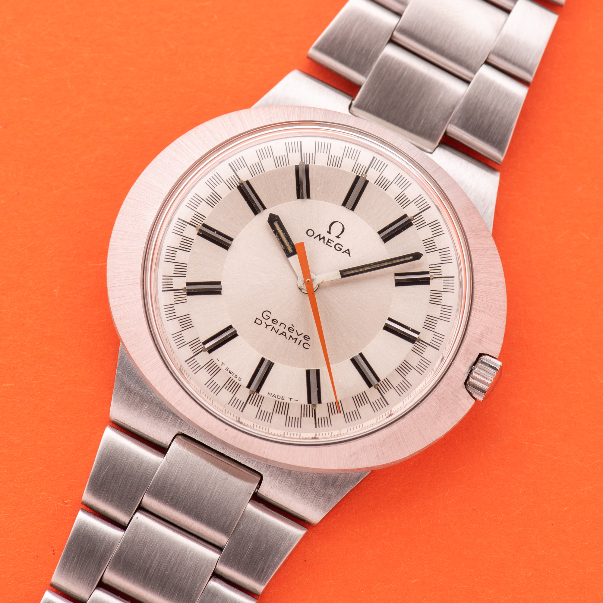 Vue de Omega Genève Dynamic Racing White Dial Réf 135.033