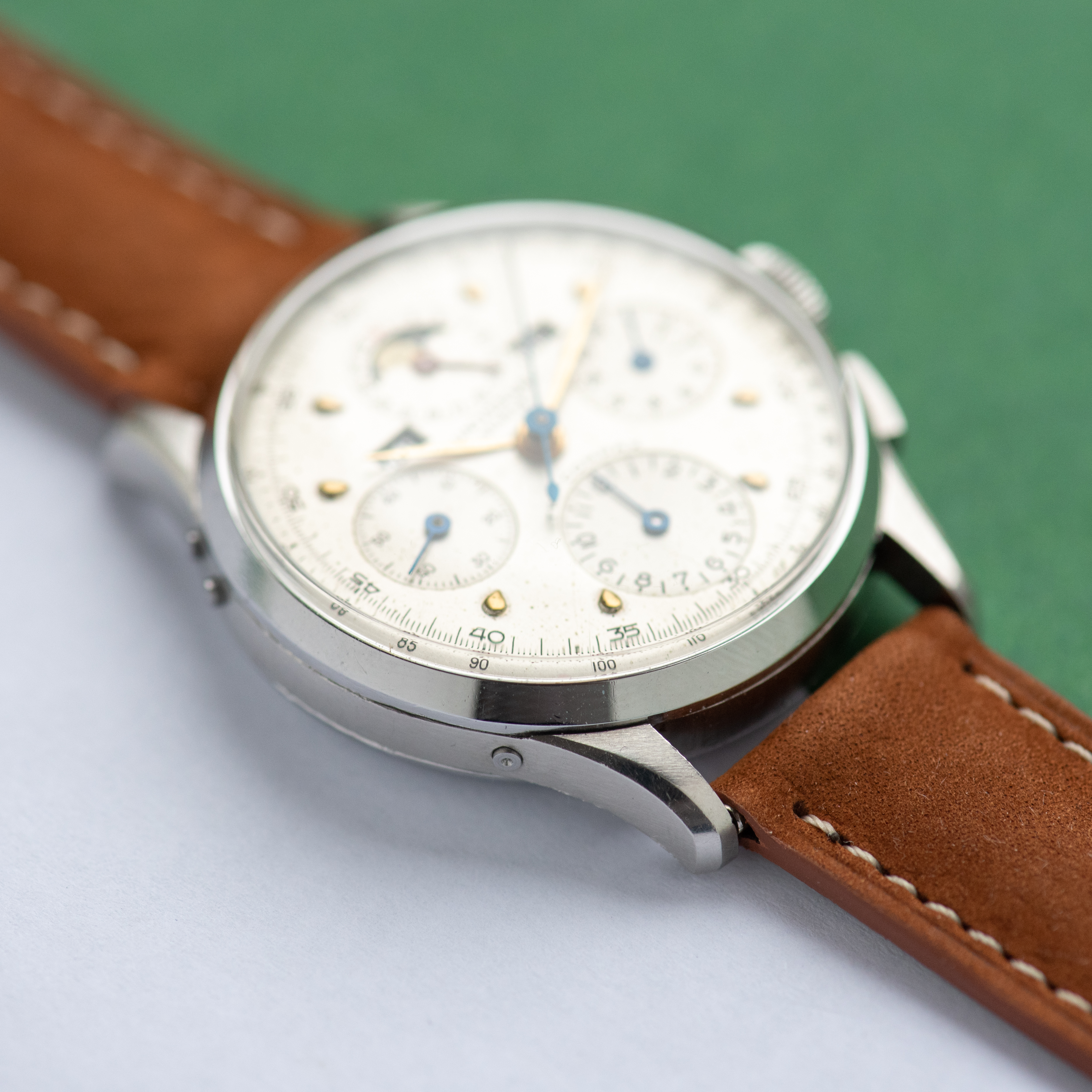 Vue de Universal Genève Tricompax Steel Chronograph Full Annual Calendar Moonphase 1946