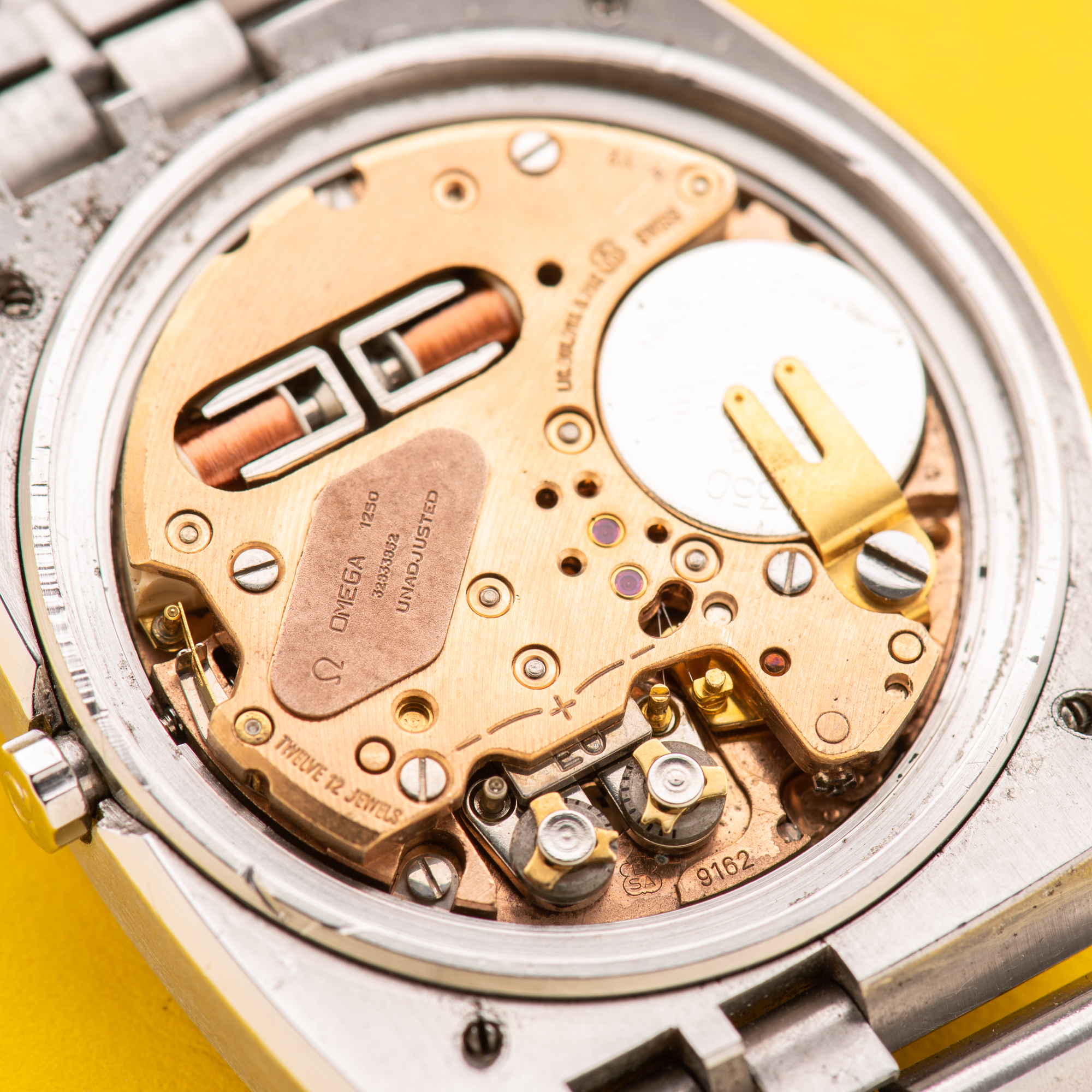 Zicht op Omega Constellation Electronic F300Hz D Shape from 1970 Ref 198.004