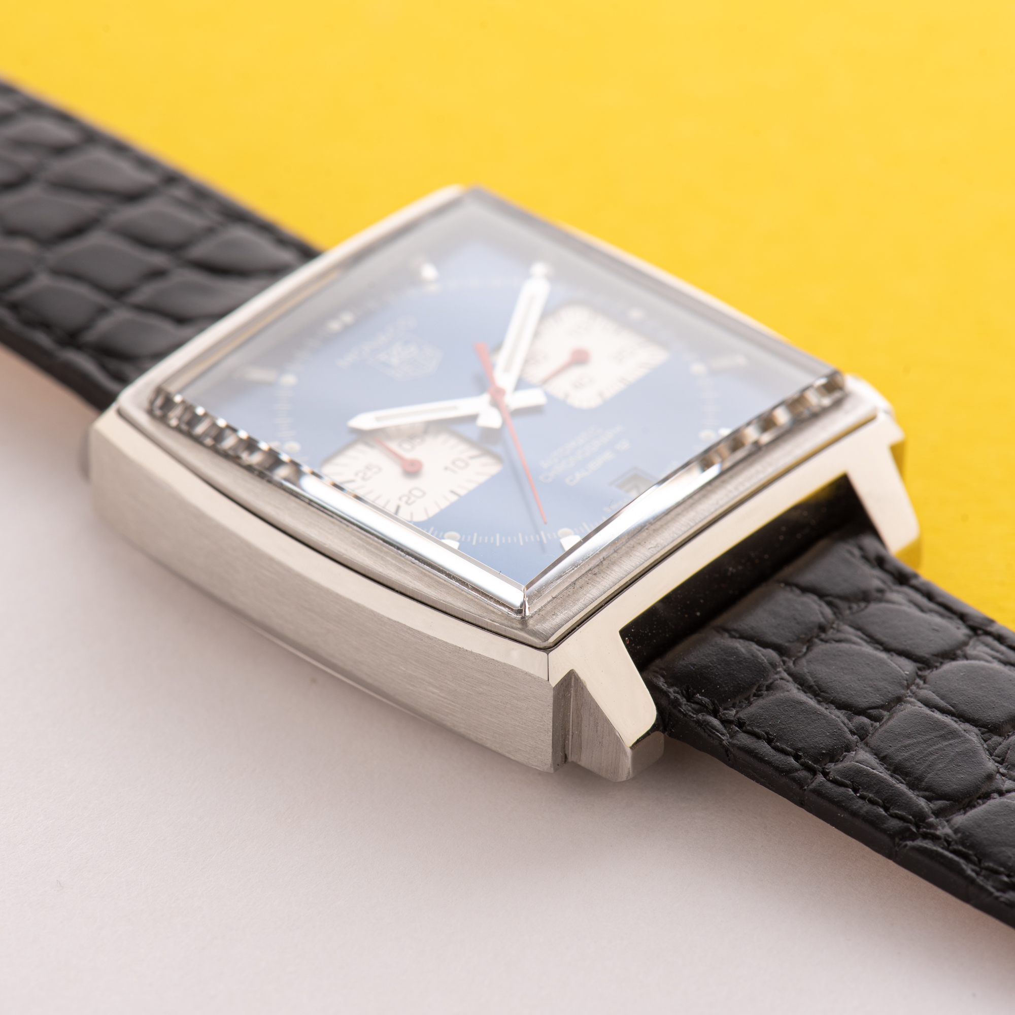 Zicht op TAG HEUER Monaco Calibre 12 chronograph Blue Dial Réf CAW2111