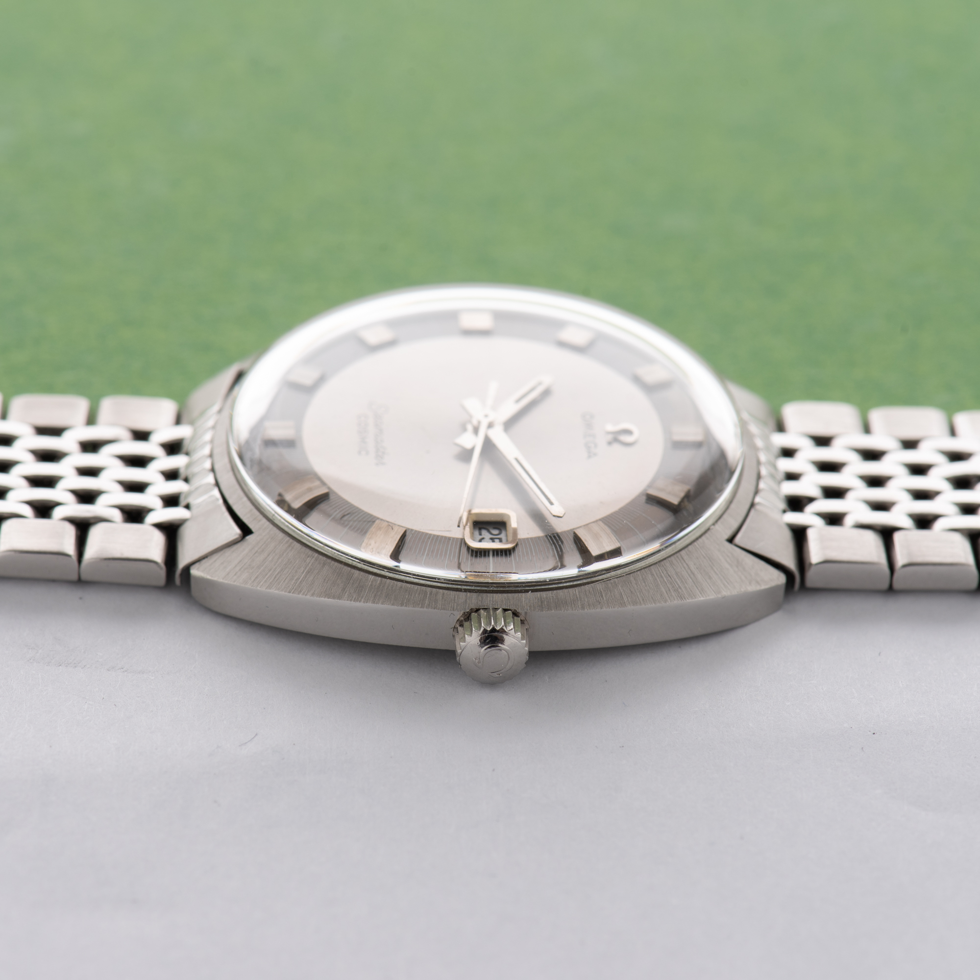 Vue de Omega Seamaster Cosmic Grey Date Beads of Rice Réf 136.017