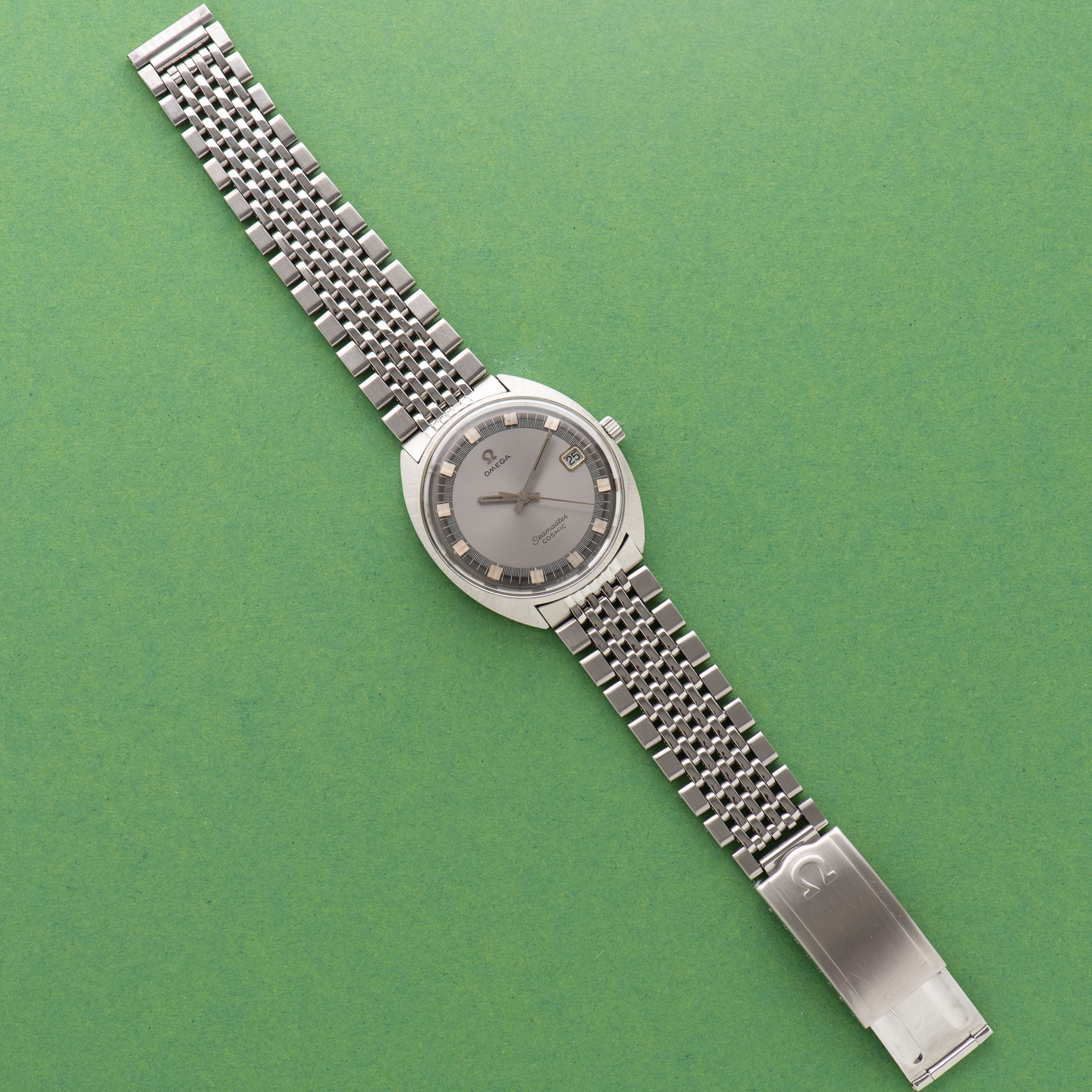 Vue de Omega Seamaster Cosmic Grey Date Beads of Rice Réf 136.017