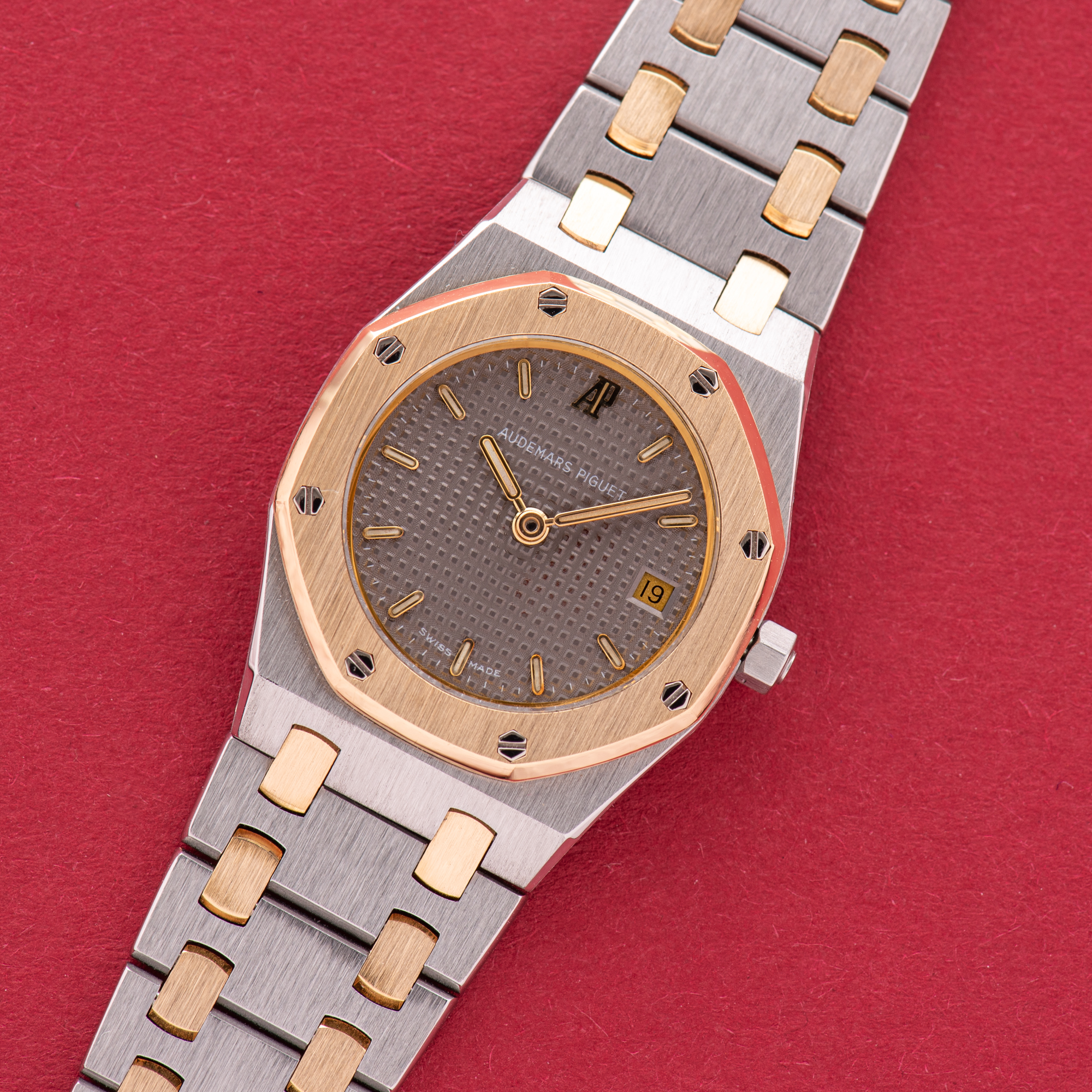 Vue de Audemars Piguet Royal Oak Lady Date 26 Gold / Steel circa 1992 Réf 66270SA