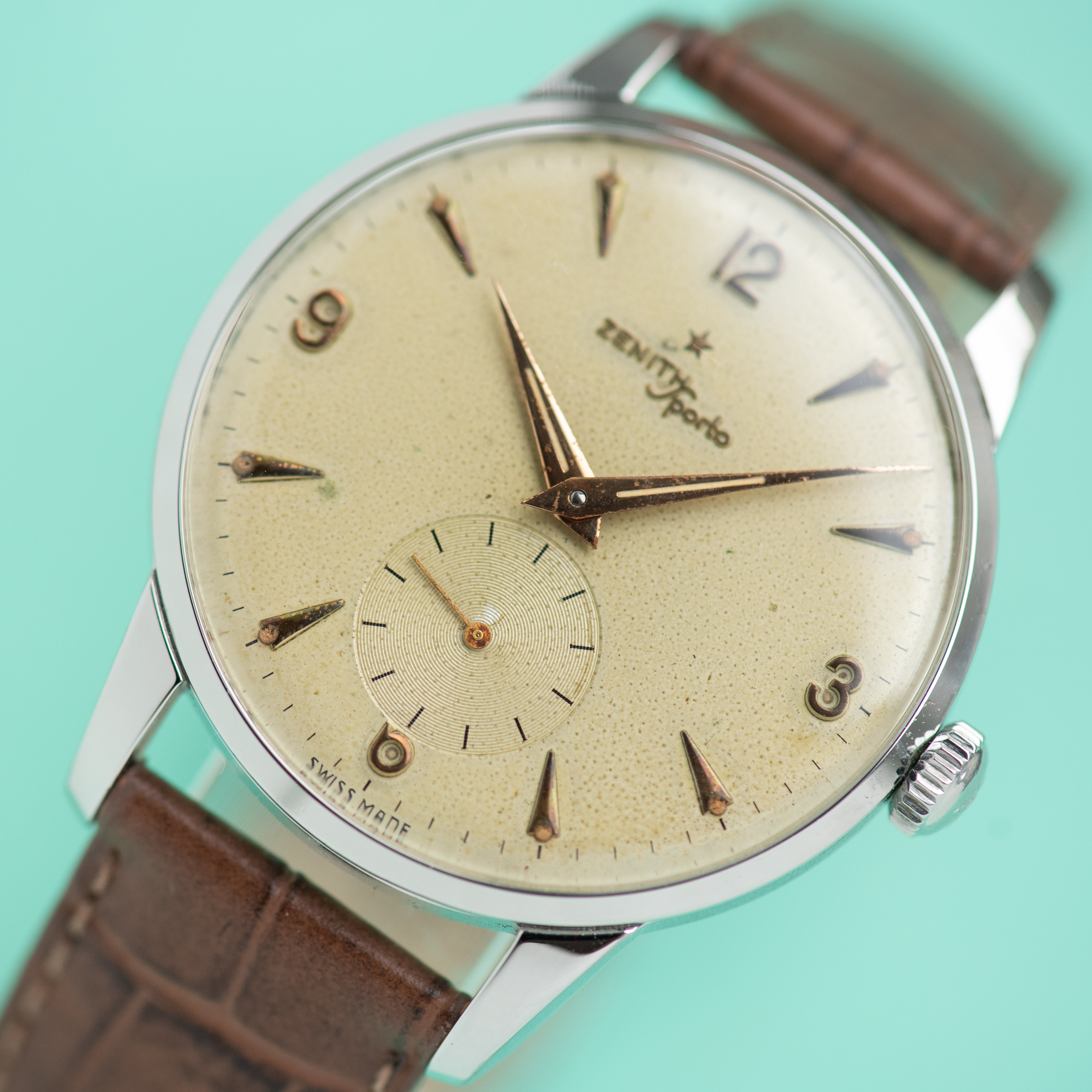 Zicht op Zenith Sporto Oversize Big Dress Watch Ref 9893 uit 1956