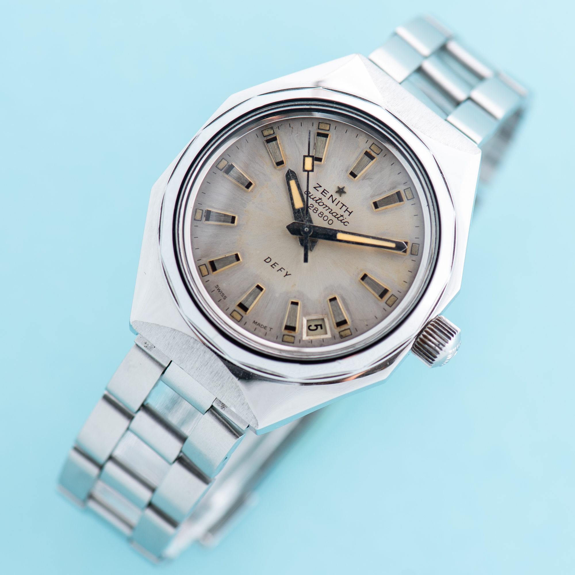 Zicht op Zenith Defy Automatic 28800 Cassaforte del Tempo Ref 01 0902 290