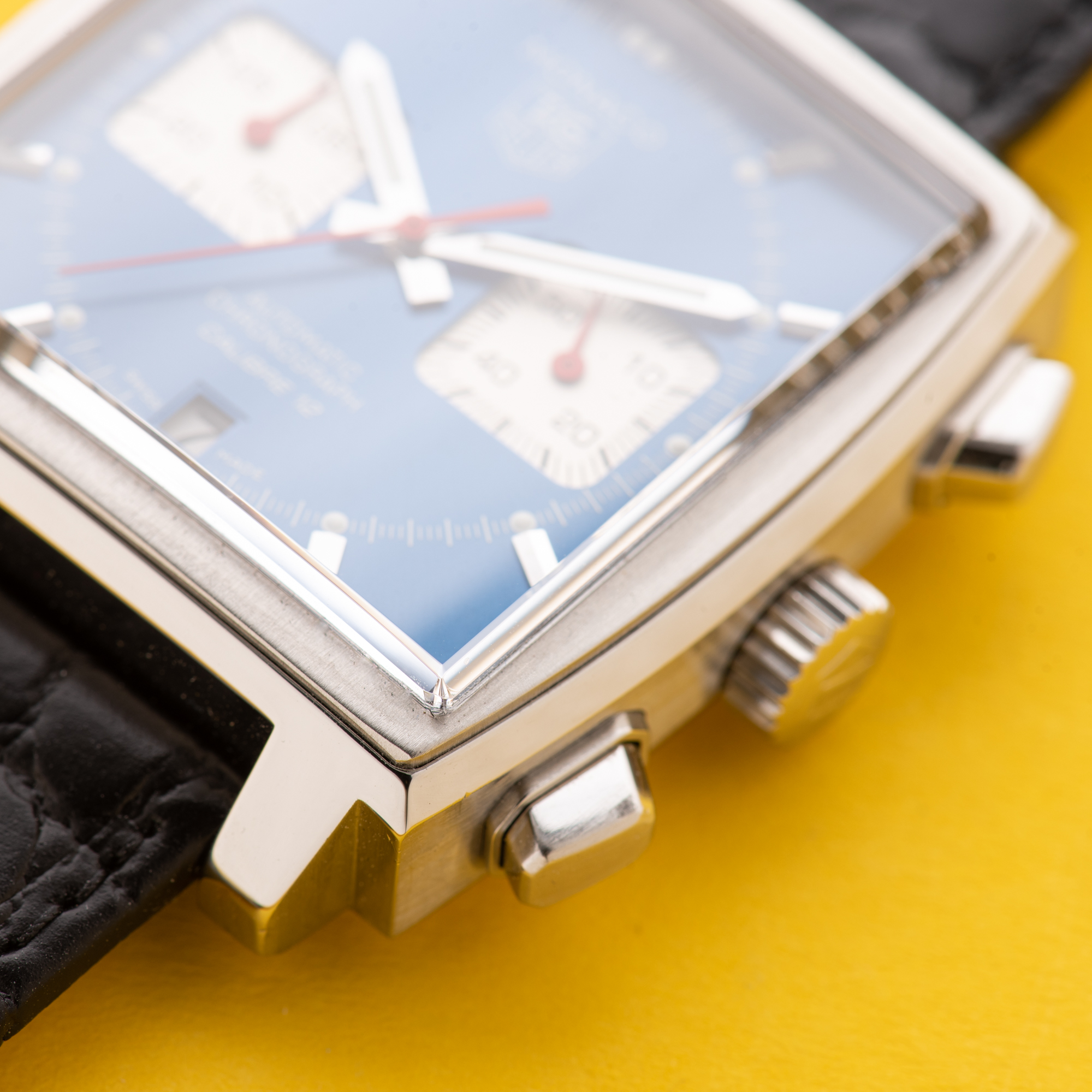 Zicht op TAG HEUER Monaco Calibre 12 chronograph Blue Dial Réf CAW2111
